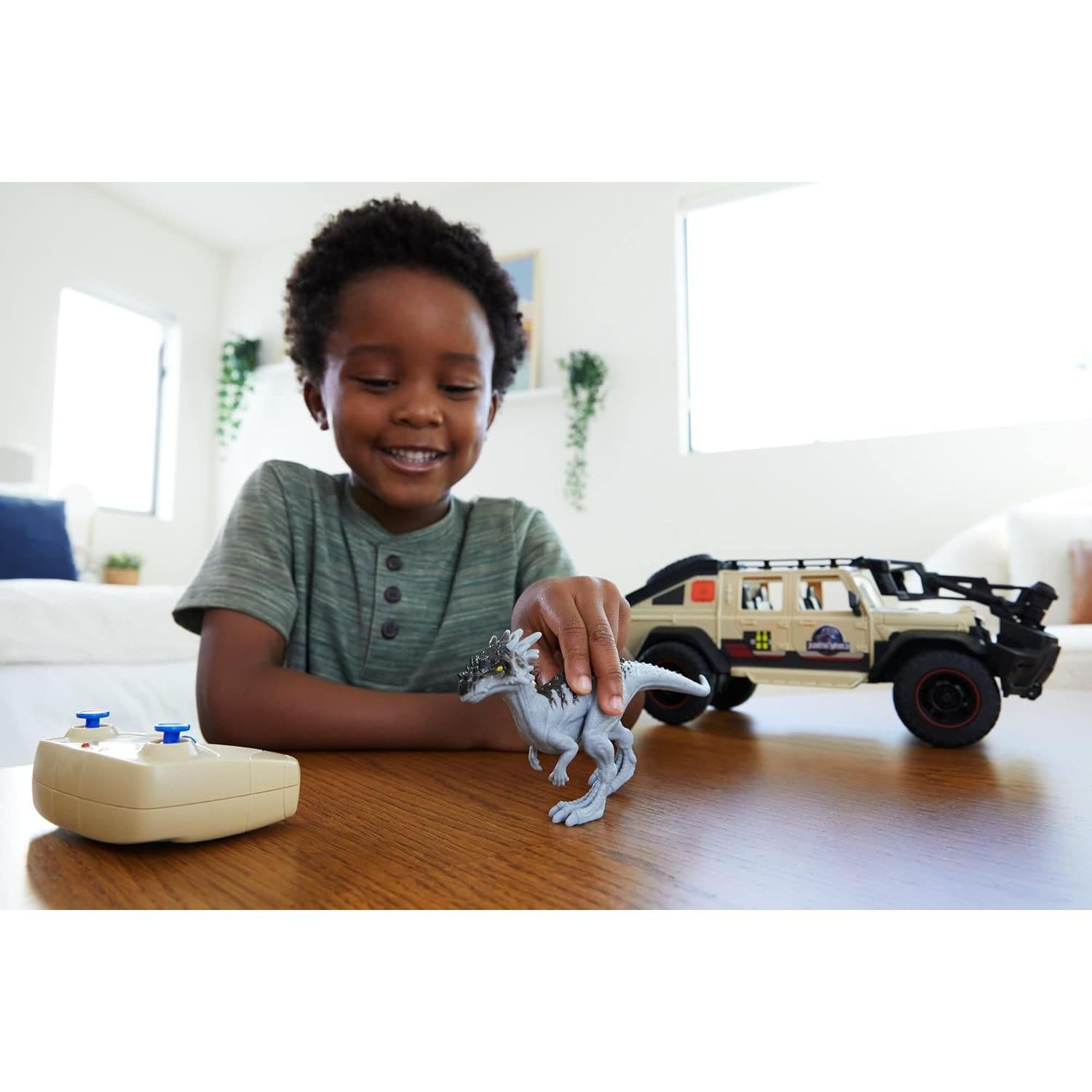 Matchbox Jeep Gladiator R/C Jurassic World con Dracorex 15 cm