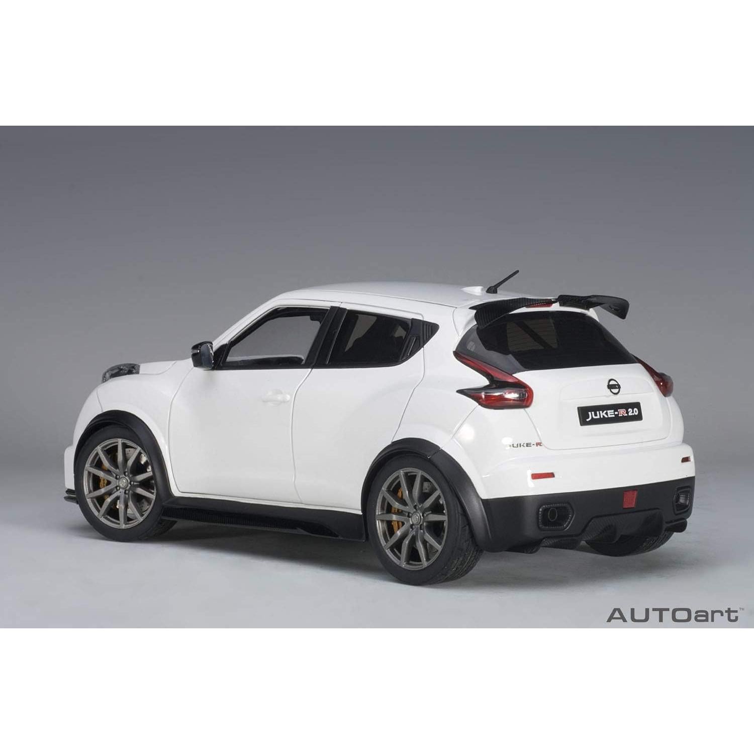 Nissan Juke R 2.0 Blanco Autoart 1:18 Modelo a Escala