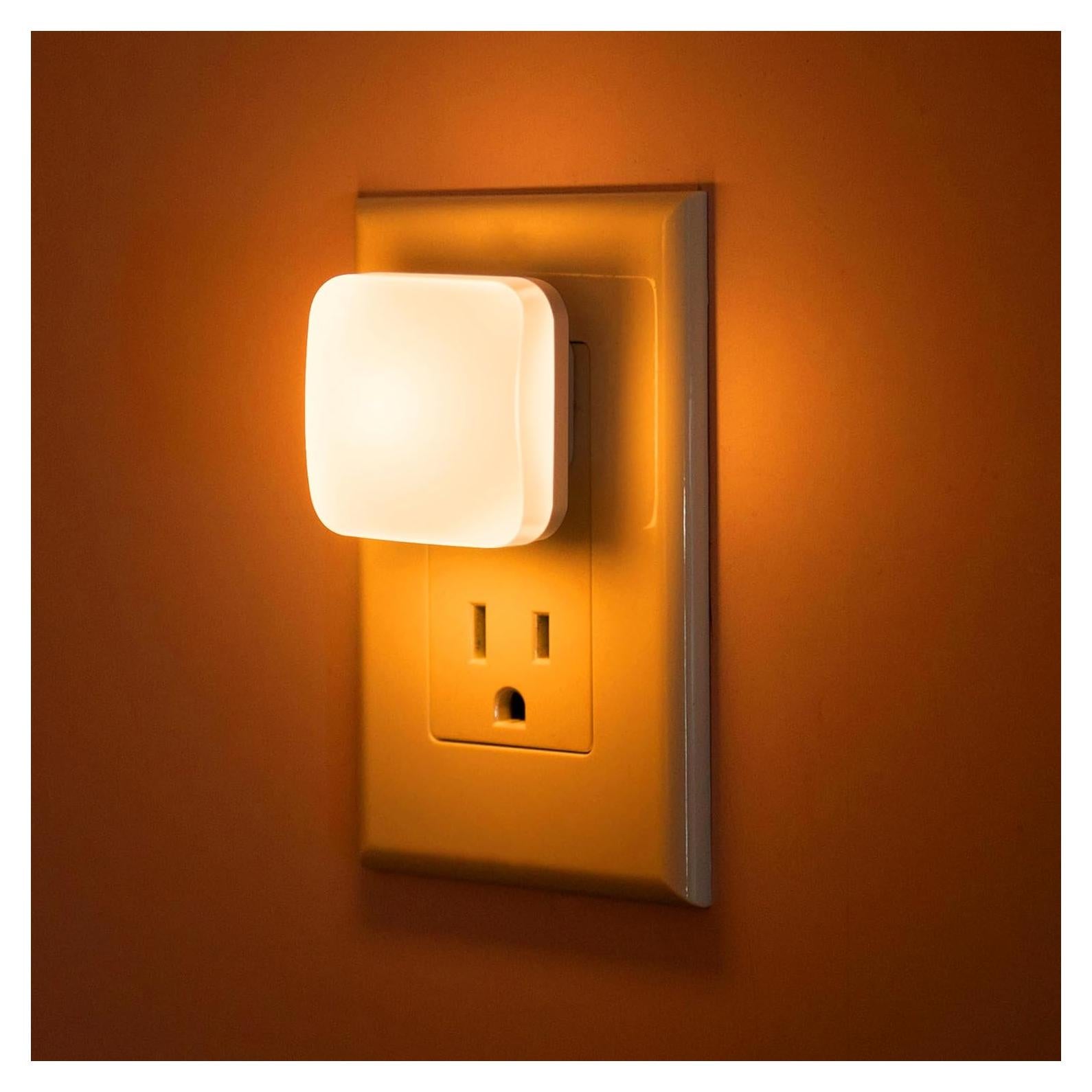 Luz Nocturna LED Briignite Ámbar 2 Paquete con Sensor