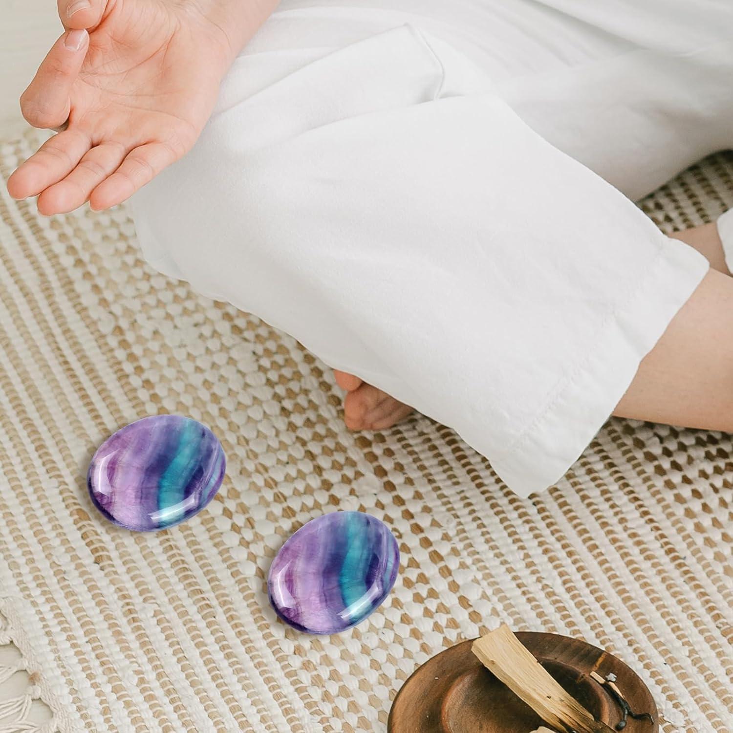 Piedra de Palma Fluorita Arcoíris LEADGEM 3.56 cm para Ansiedad