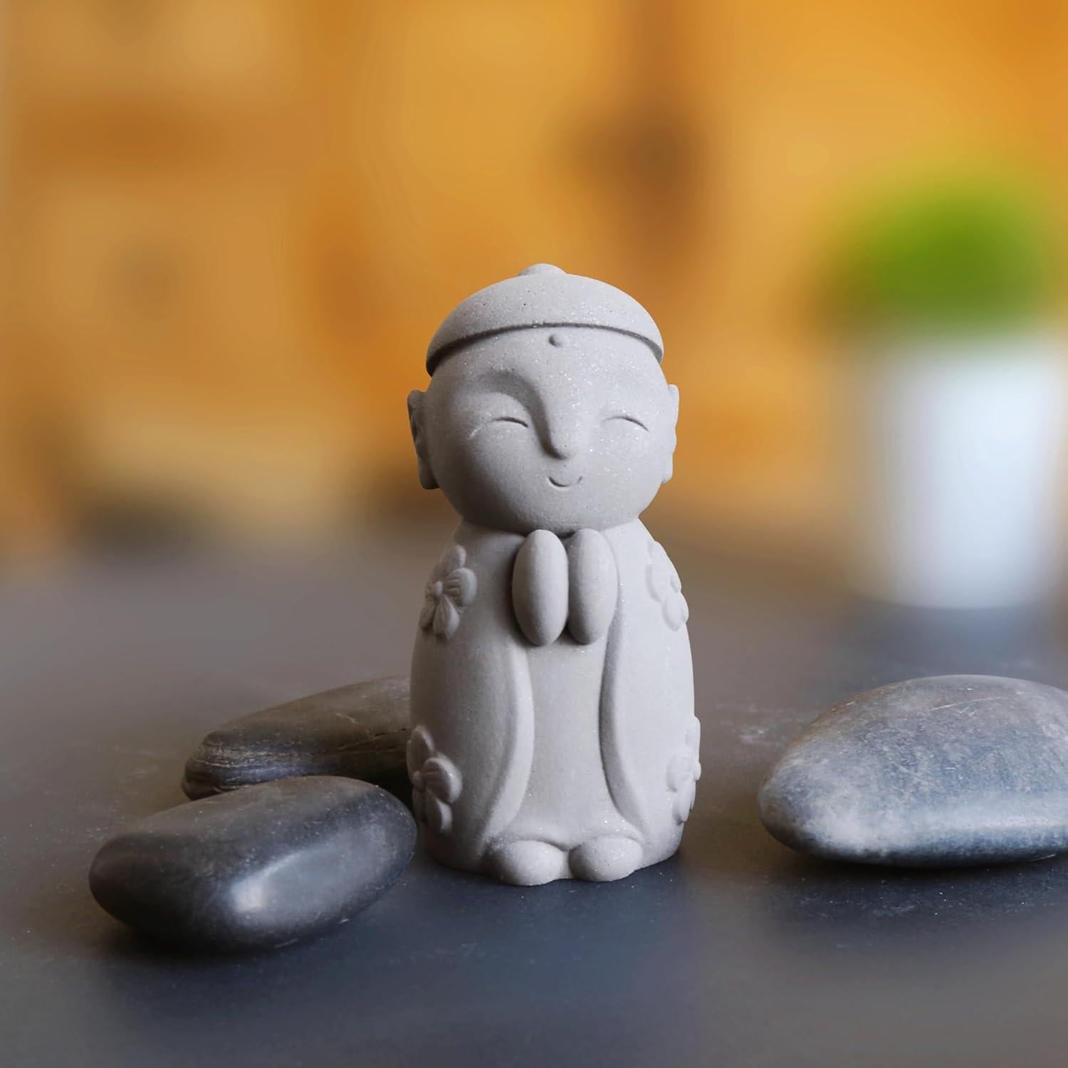 Estatua de Buda Monje Zen FAJZATA - 8x3.5 cm, Arenisca
