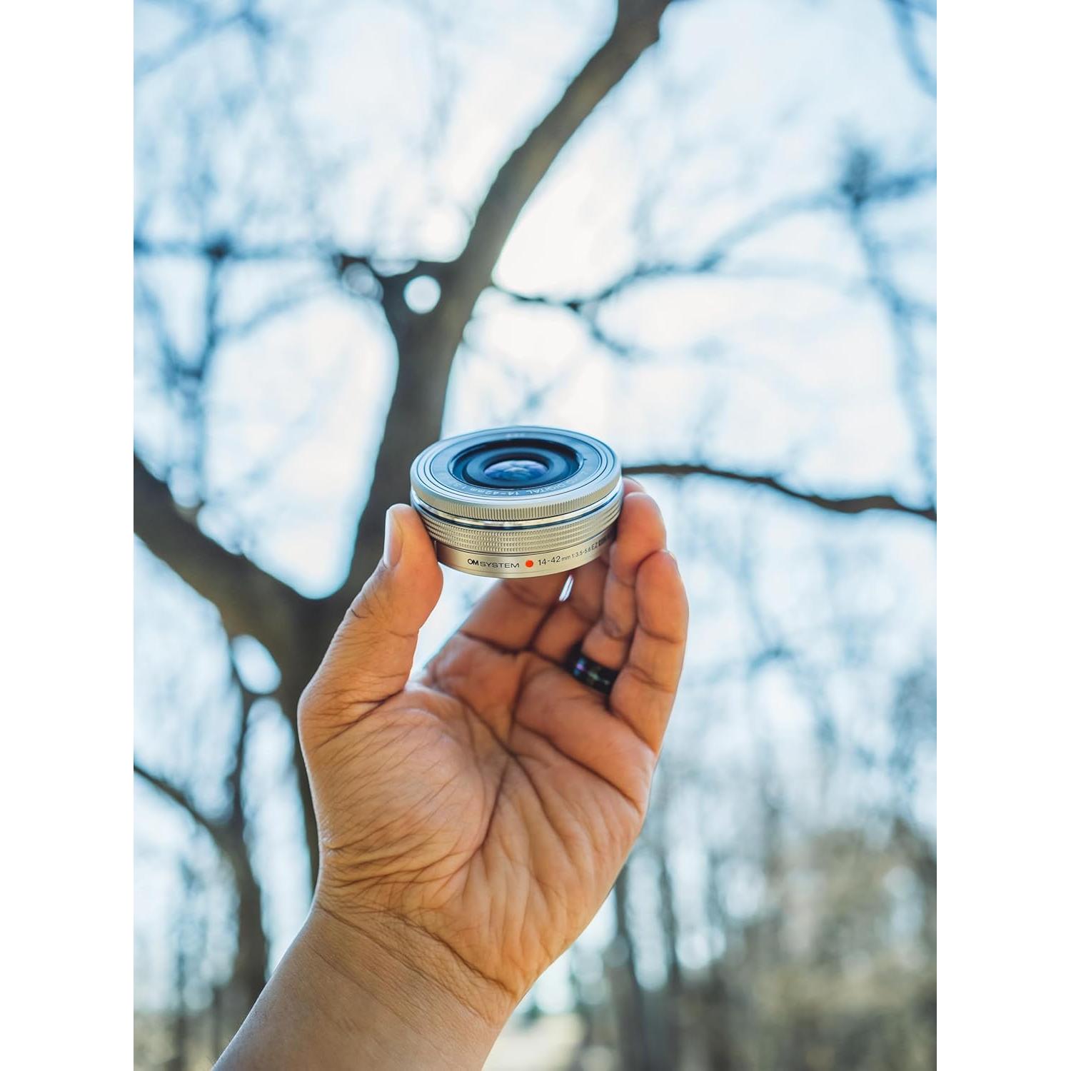 Lente OM SYSTEM M.Zuiko 14-42mm F3.5-5.6 EZ Plata para Micro Cuatro Tercios