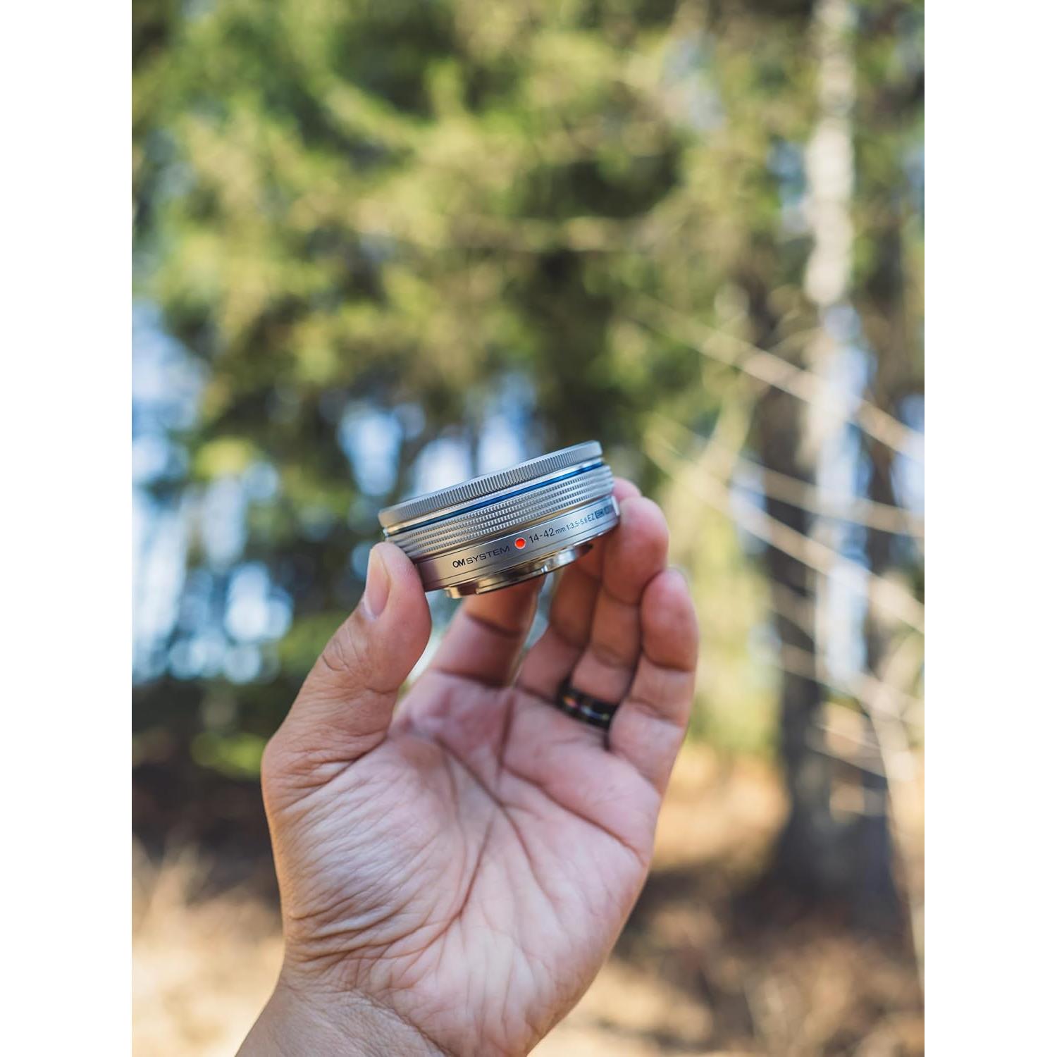 Lente OM SYSTEM M.Zuiko 14-42mm F3.5-5.6 EZ Plata para Micro Cuatro Tercios