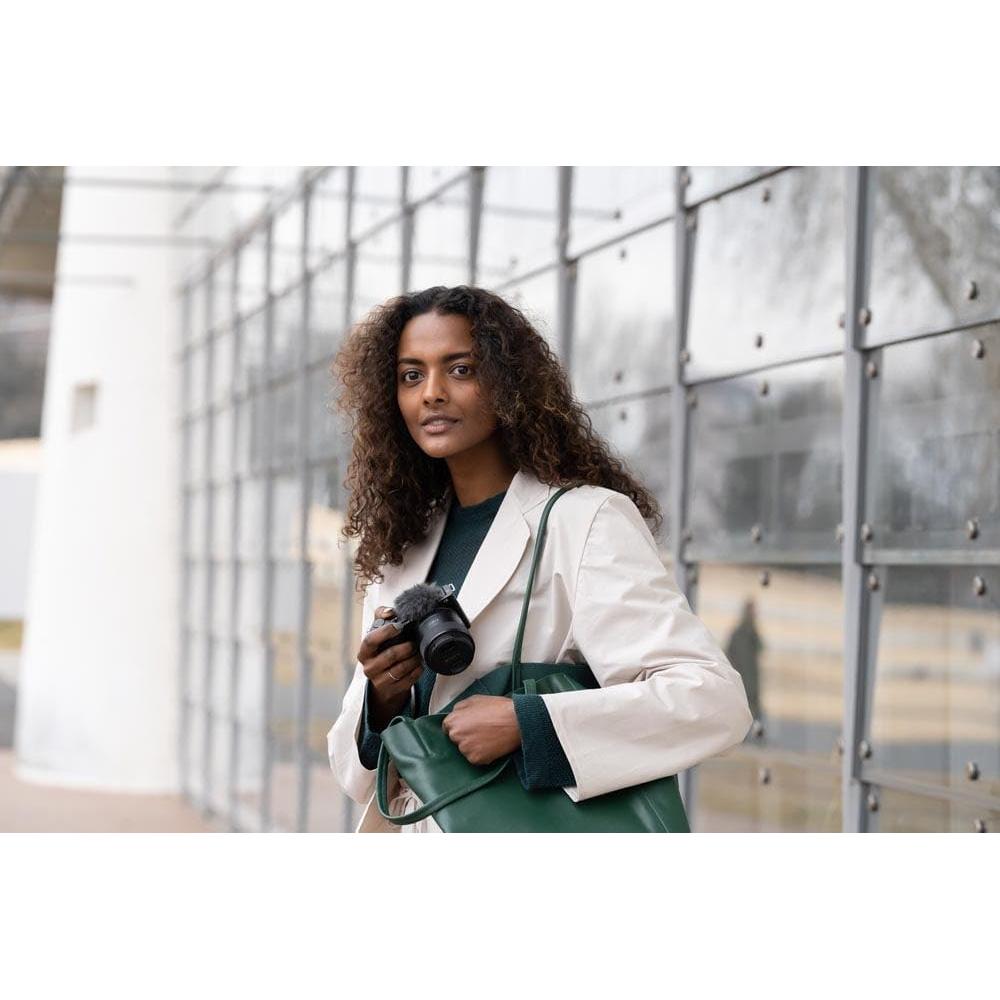 Lente Gran Angular Sony E 11 mm F1.8 APS-C - SEL11F18