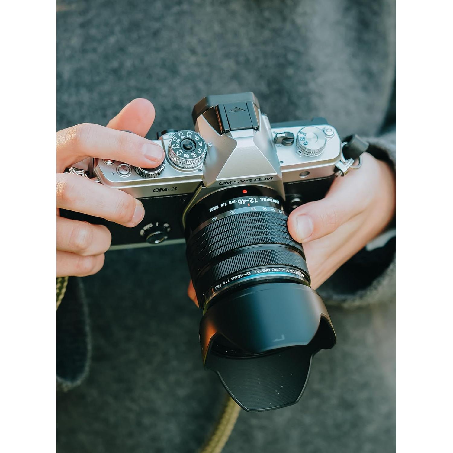 Cámara sin espejo OM SYSTEM OM-3 con lente 12-45mm F4 PRO
