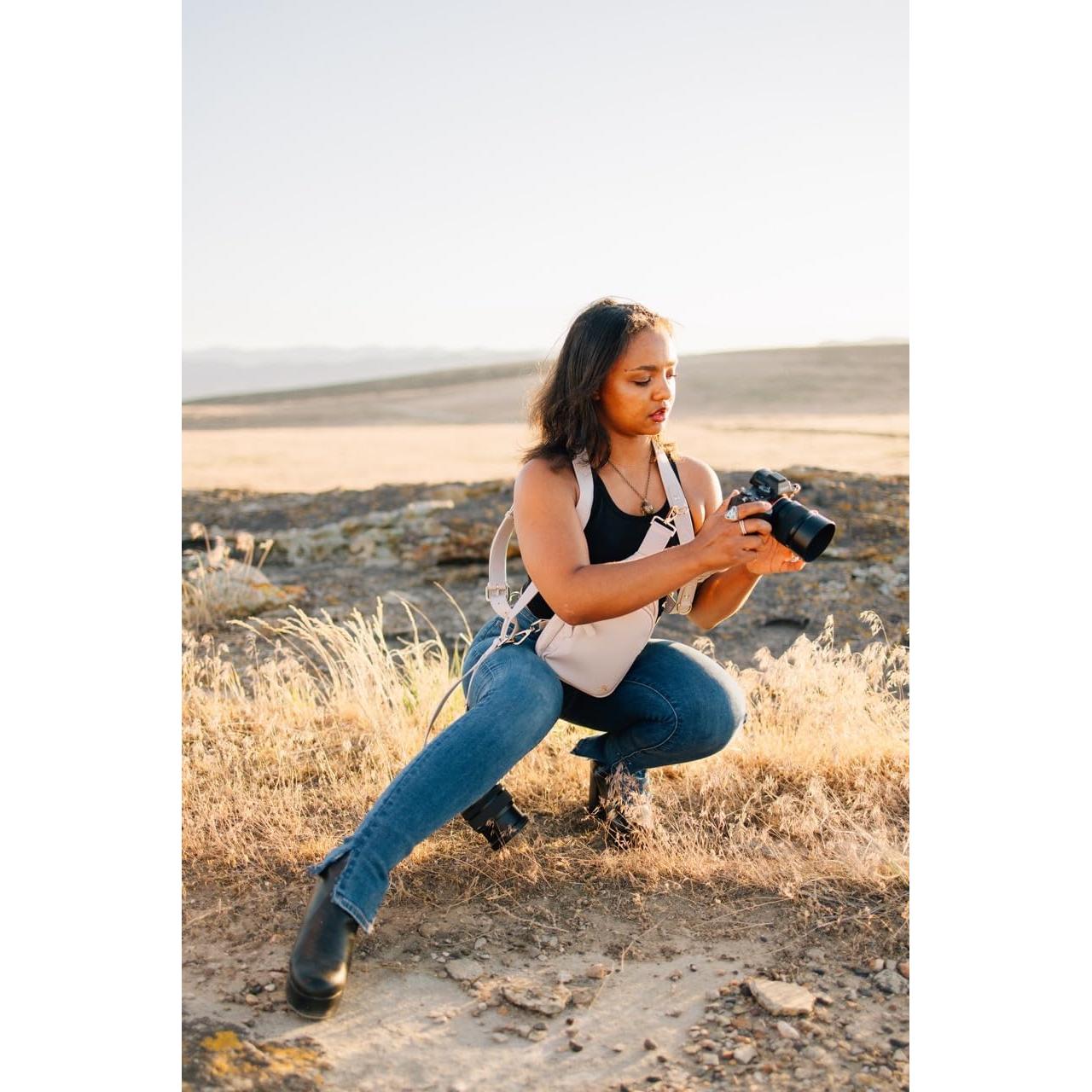 Arnés Doble para Cámara Ruby+Rae con Bolsa Cruzada Gris