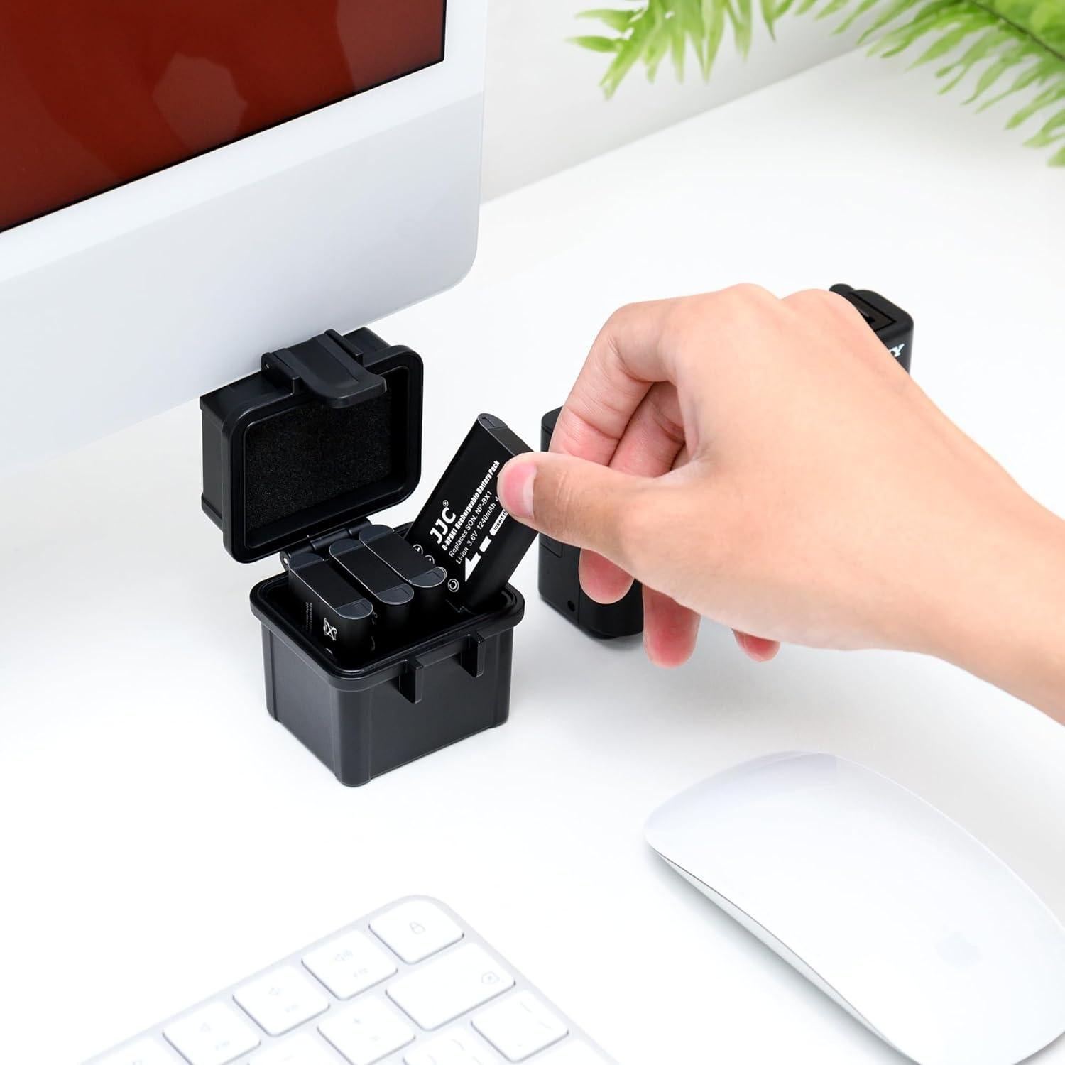 Estuche JJC para 4 Baterías de Cámara y Tarjetas de Memoria