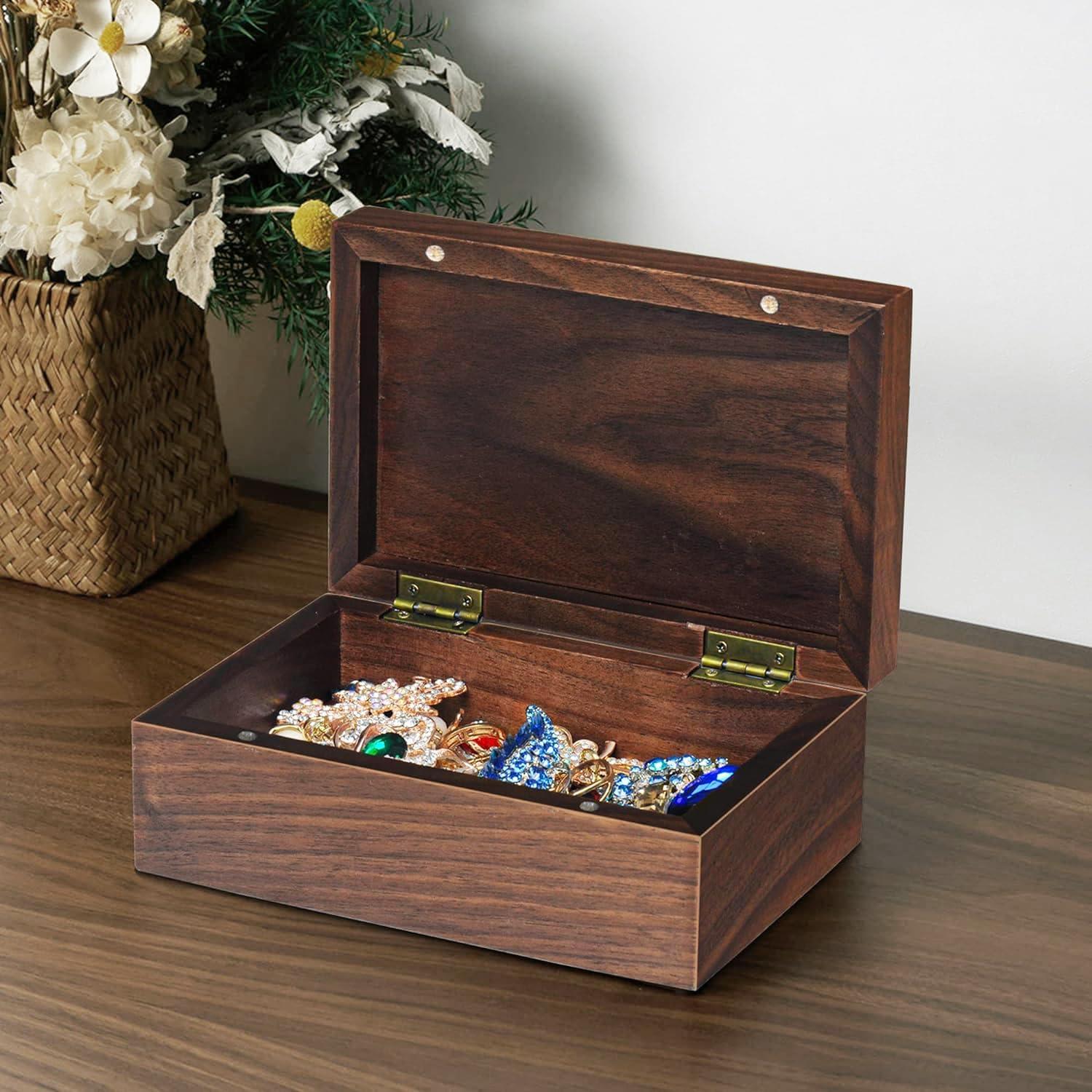 Caja de Recuerdos de Madera de Nogal EXISTENTE - 17.1x11.1x6.7 cm