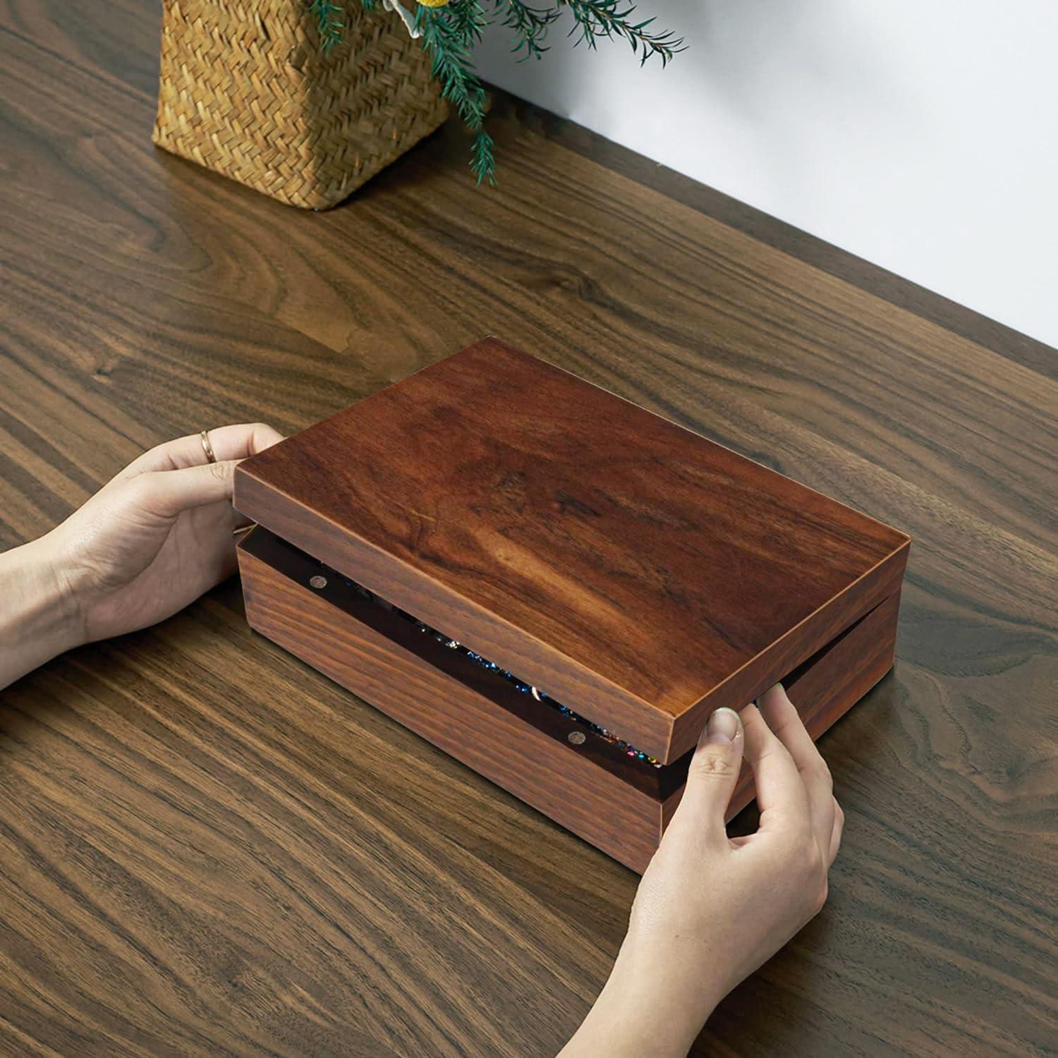 Caja de Recuerdos de Madera de Nogal EXISTENTE - 17.1x11.1x6.7 cm