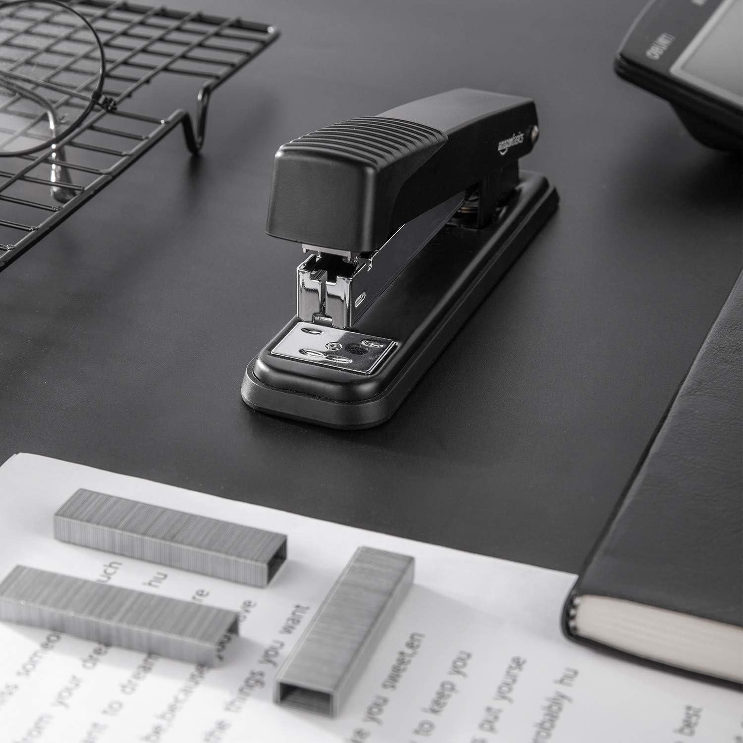 Grapadora de escritorio Amazon Basics negra 3 unidades 20 hojas