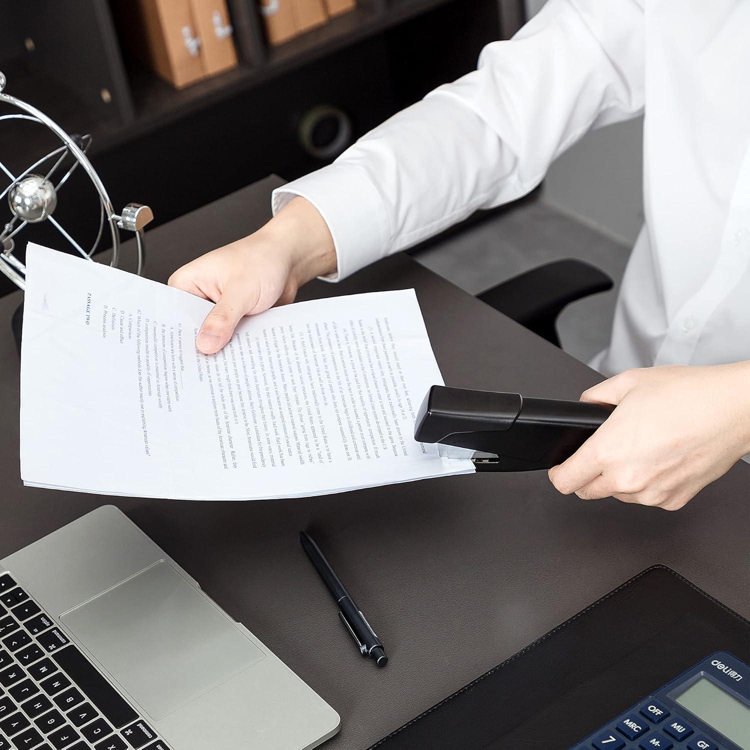 Grapadora de mano Amazon Basics sin esfuerzo, 25 hojas, negra