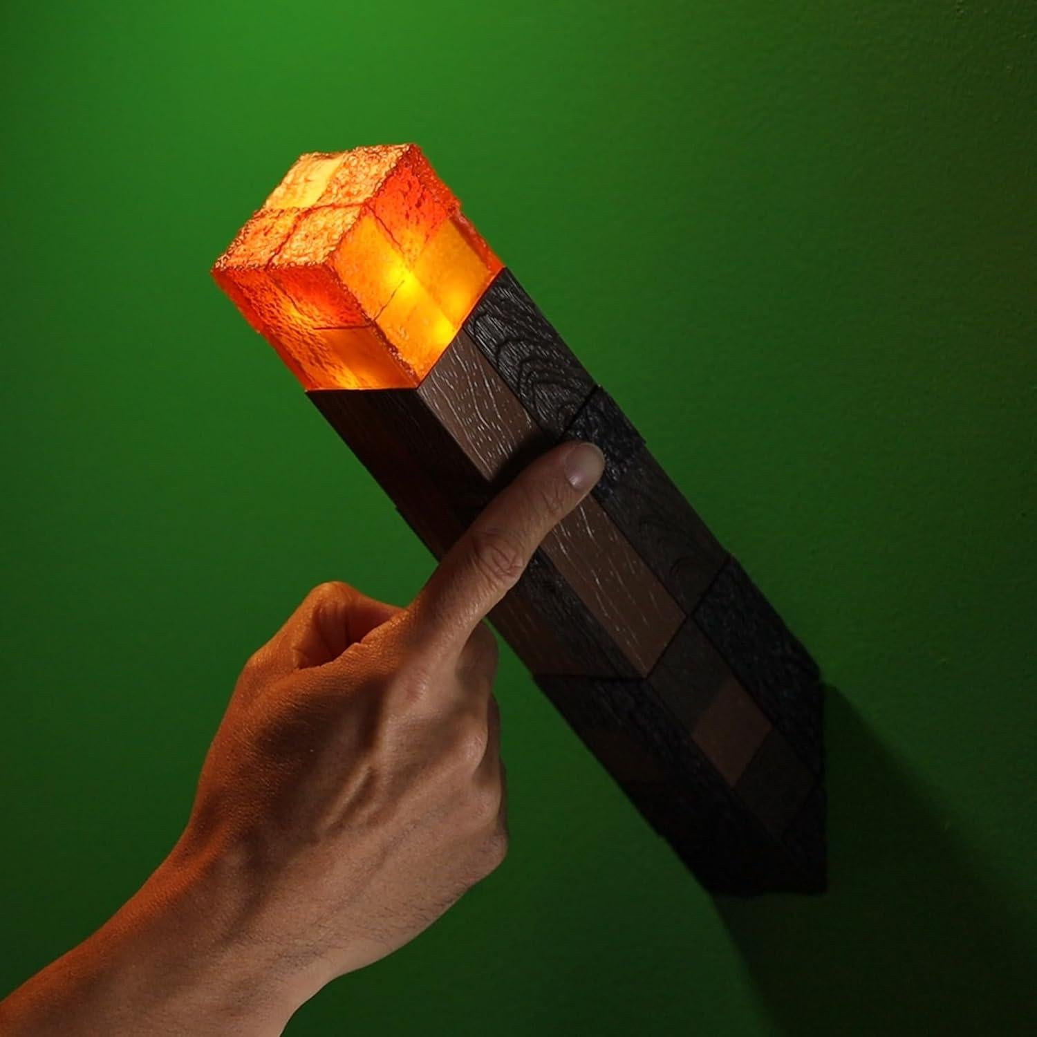 Antorcha Iluminadora LED Minecraft La Colección Noble 25.4 cm