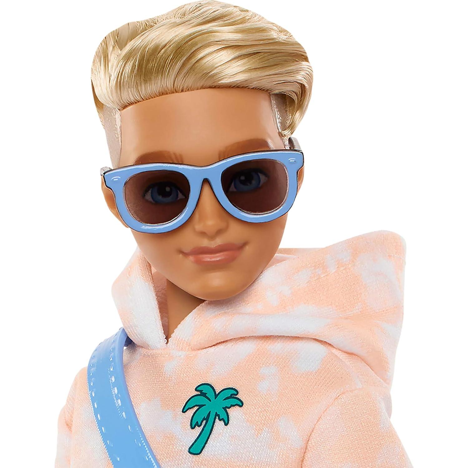 Muñeca Ken Barbie Dream Besties con Accesorios de Verano