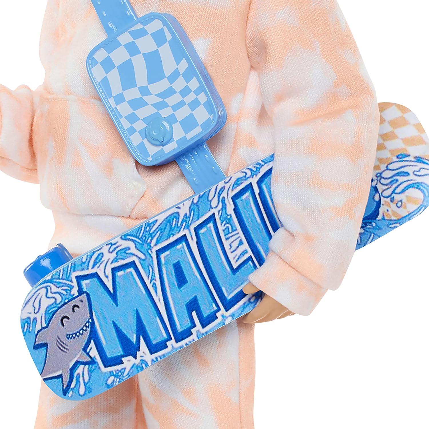 Muñeca Ken Barbie Dream Besties con Accesorios de Verano