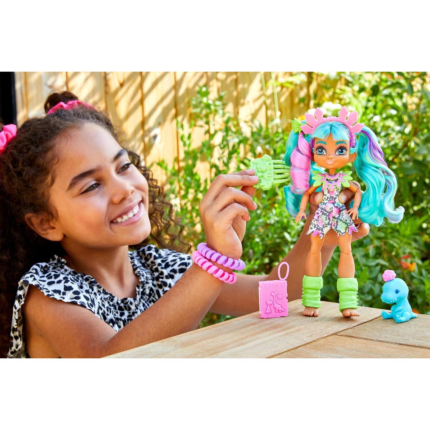 Muñeca Rockelle Cave Club Mattel 25.4 cm con dinosaurio y accesorios