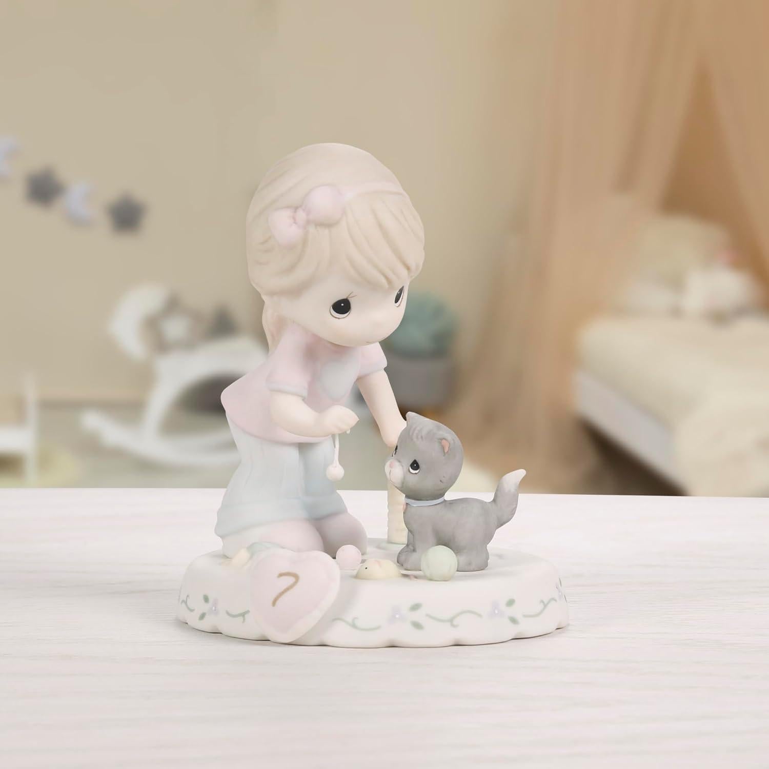 Figurita de Porcelana Momentos Preciosos Niña 7 años con Gato