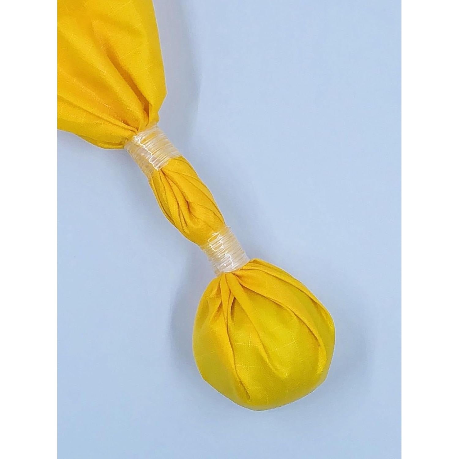 Bandera de Penalización de Fútbol Profesional Dorada 40.64 cm - Flags 'N Bags