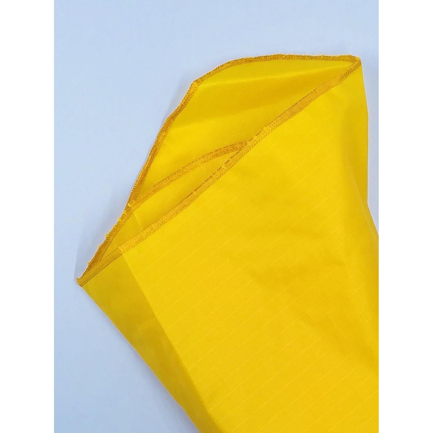 Bandera de Penalización de Fútbol Profesional Dorada 40.64 cm - Flags 'N Bags