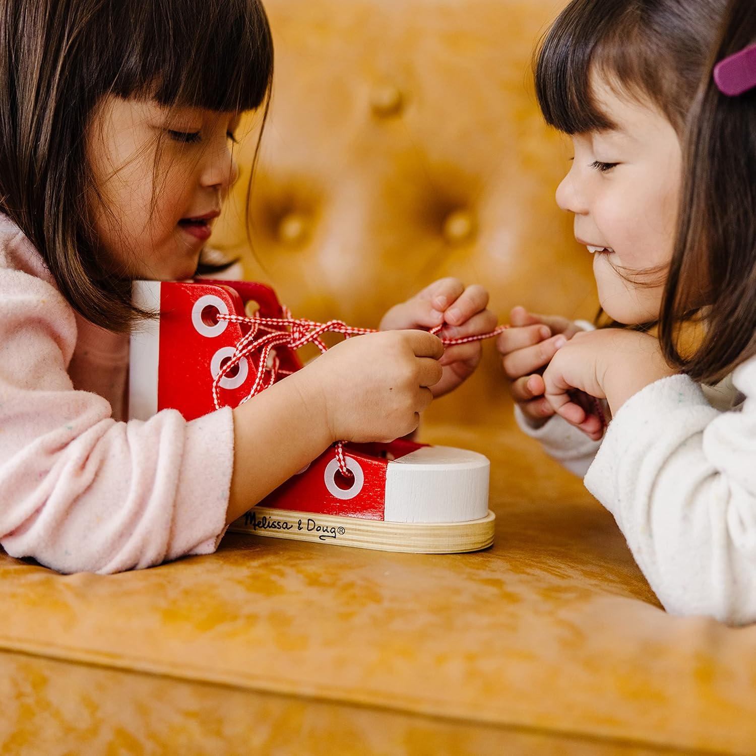 Zapatilla de Enhebrar de Madera Melissa & Doug - Juguete Educativo