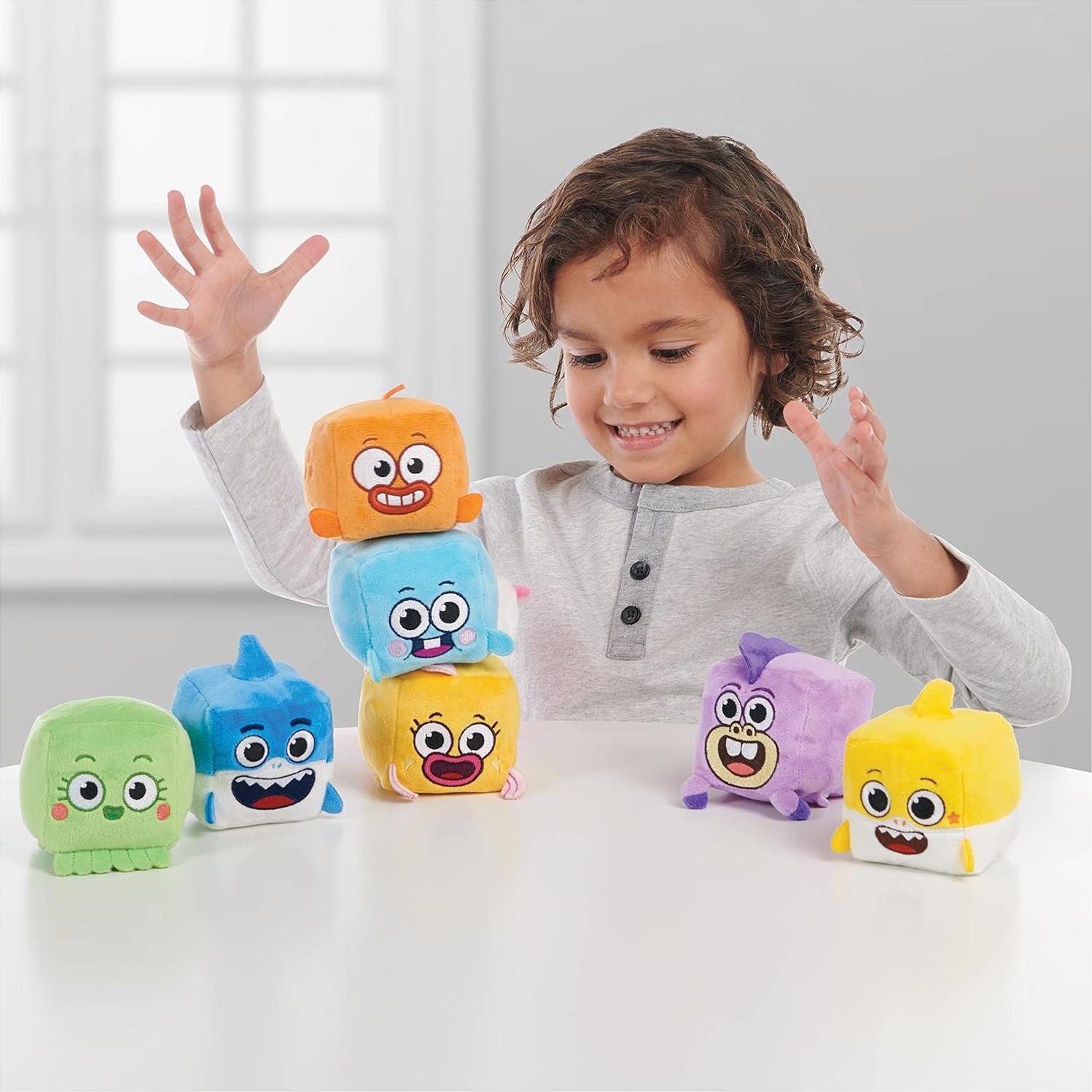 Cubo de Canción Chucks Baby Shark - Peluche Musical 8.9 cm