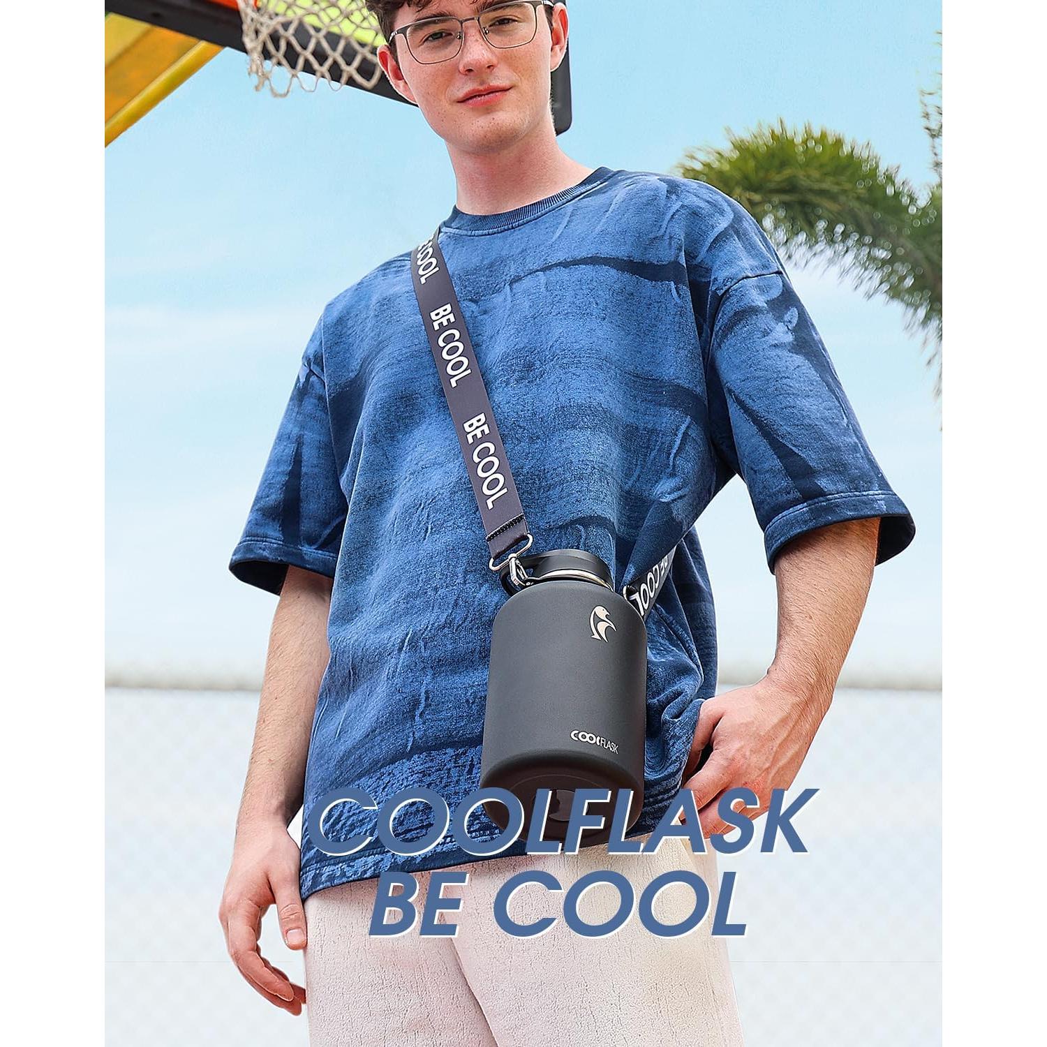 Botella de Agua Aislada Coolflask 1.81L Negra con Correa