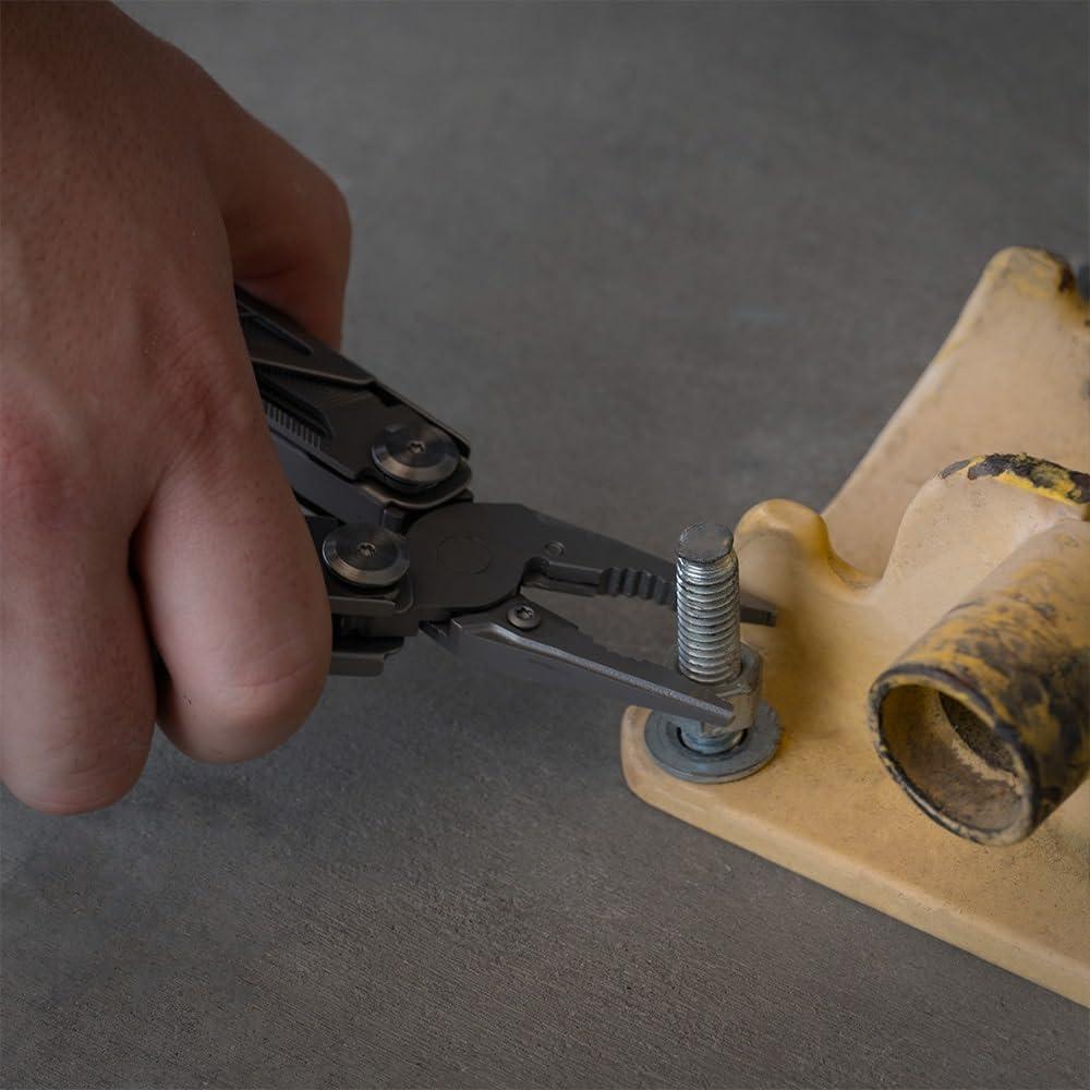 Multiherramienta 13-en-1 GRITR de Acero Inoxidable EDC