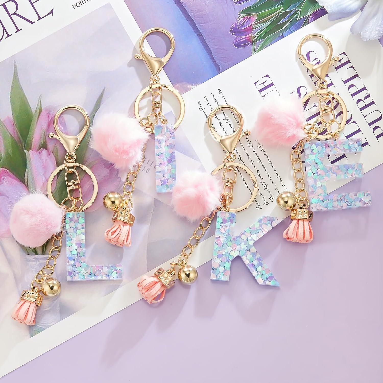 Llave de letra A de resina con bola de pelo rosa para llavero