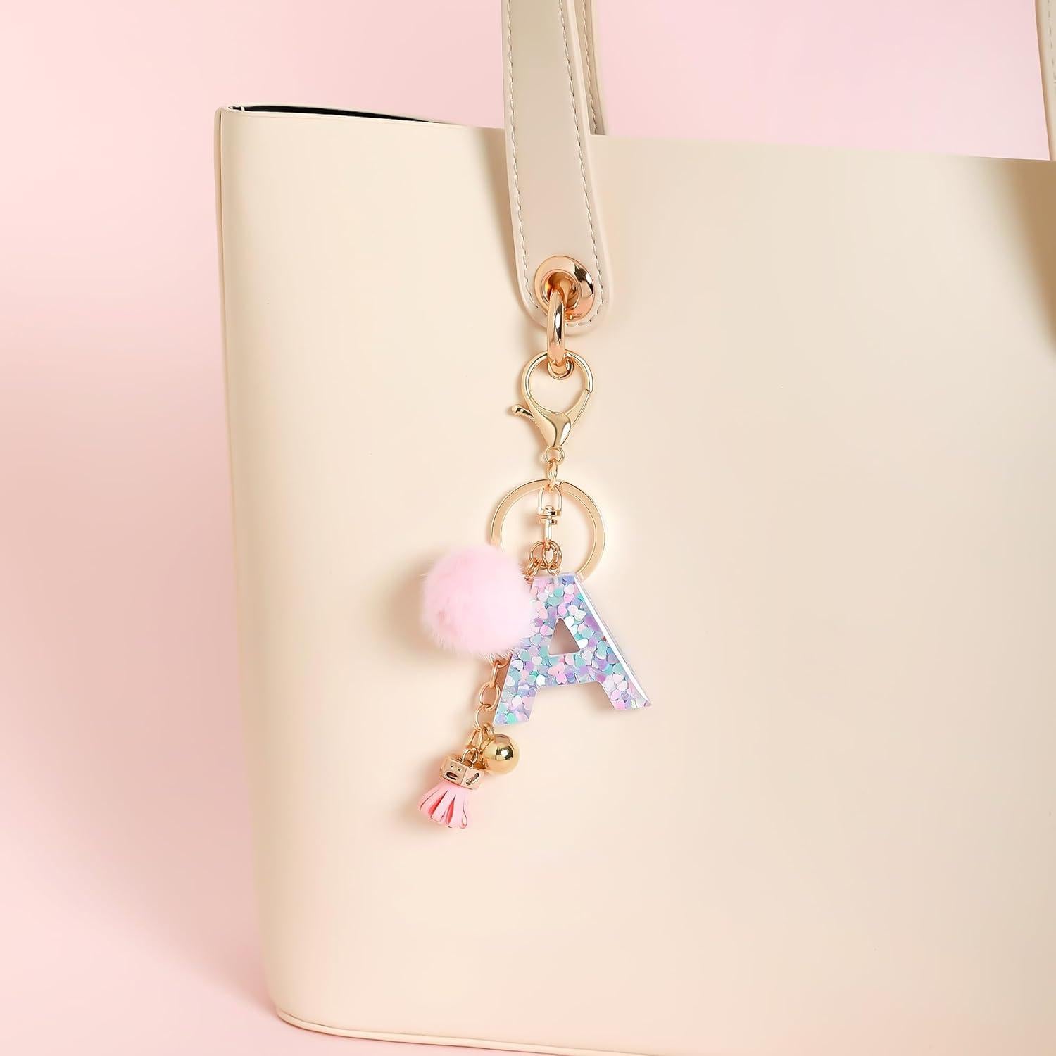 Llave de letra A de resina con bola de pelo rosa para llavero