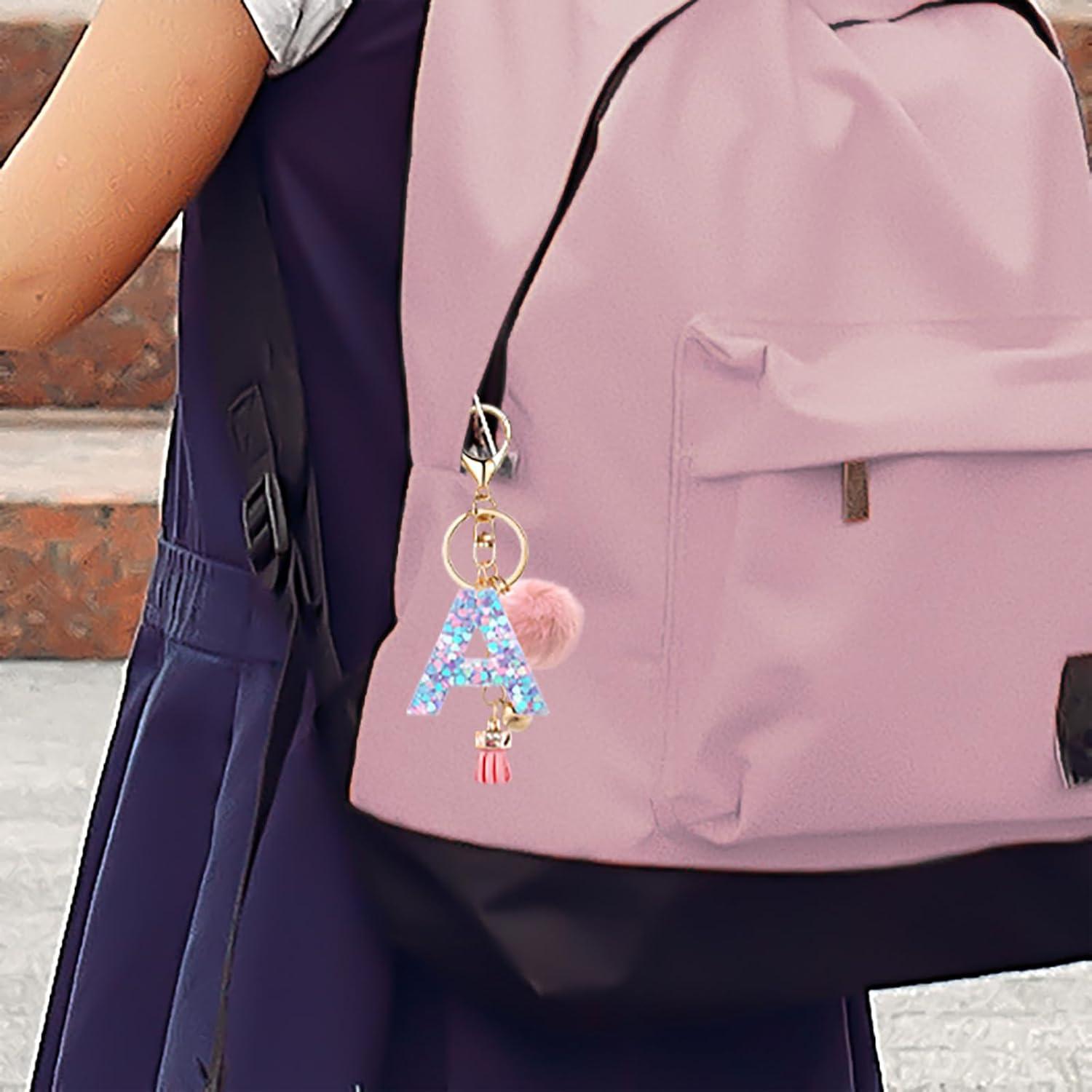 Llave de letra A de resina con bola de pelo rosa para llavero