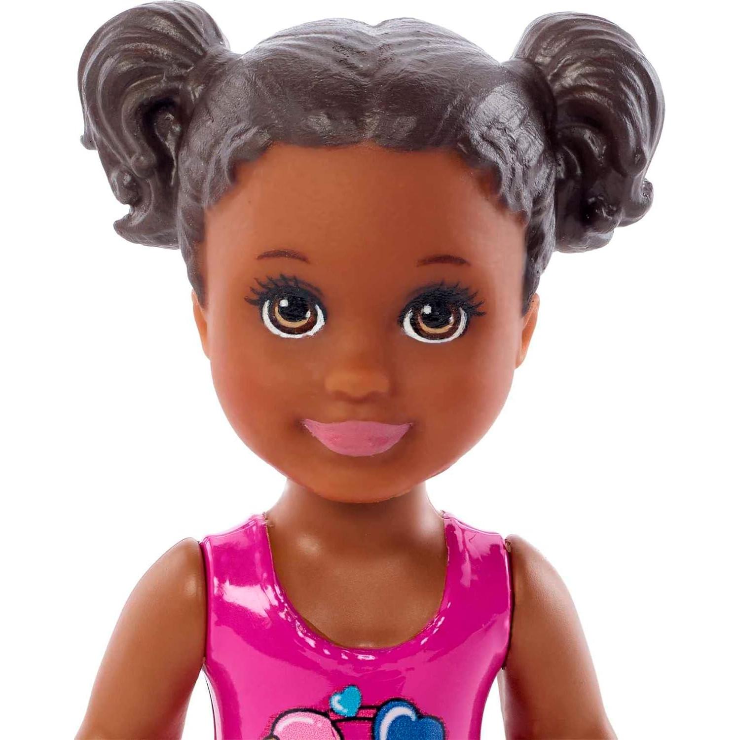 Muñeca Barbie Skipper Babysitters Inc. con piscina y accesorios
