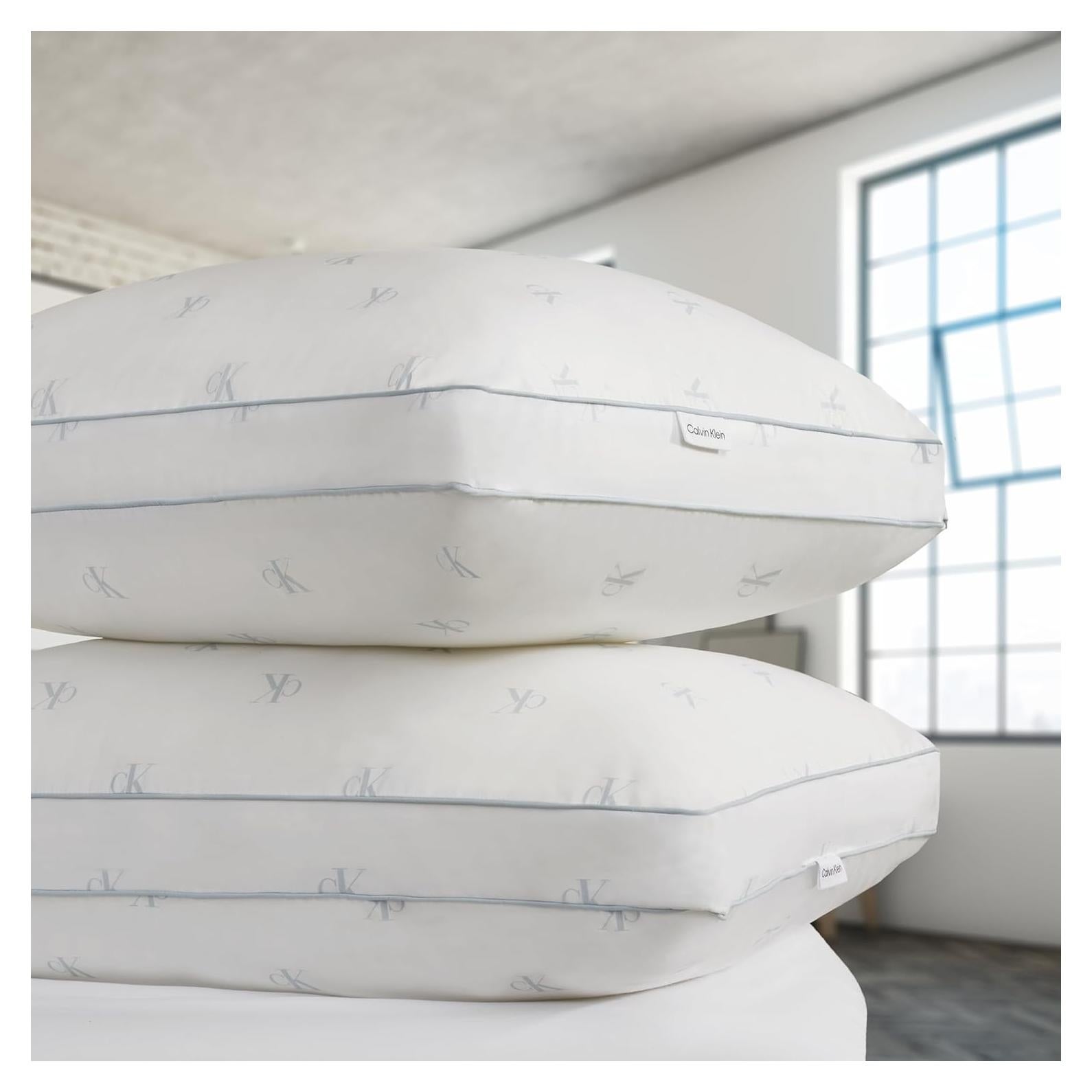 Conjunto 2 Almohadas King Calvin Klein Logo Extra Firme 50.8x91.4cm