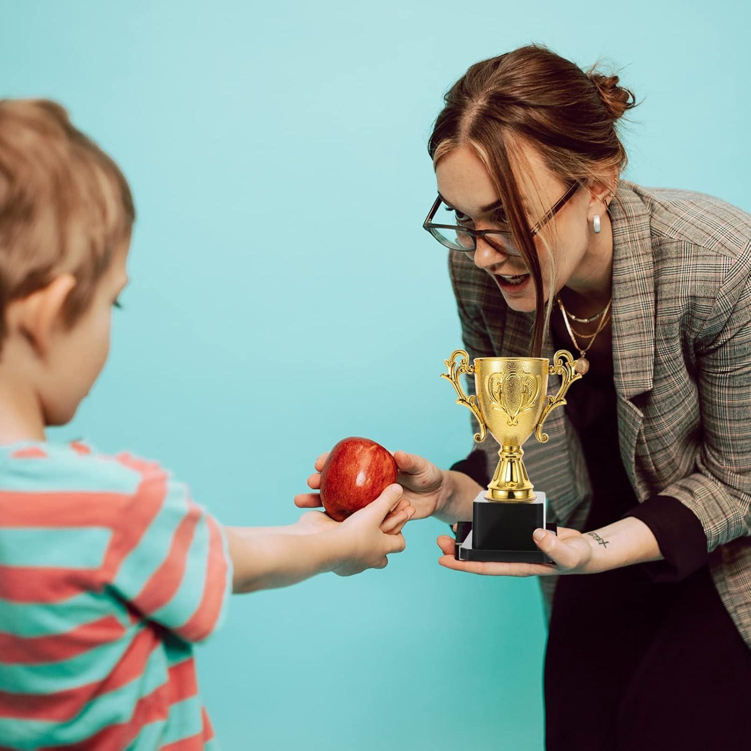 Trofeo de Oro NOLITOY para Niños 14.2 cm - Copa de Plástico