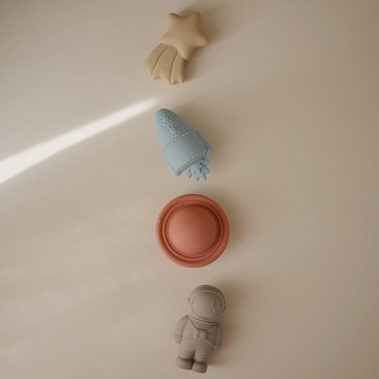 Set de Juguetes de Baño Espaciales Mushie - Silicona 100% Segura