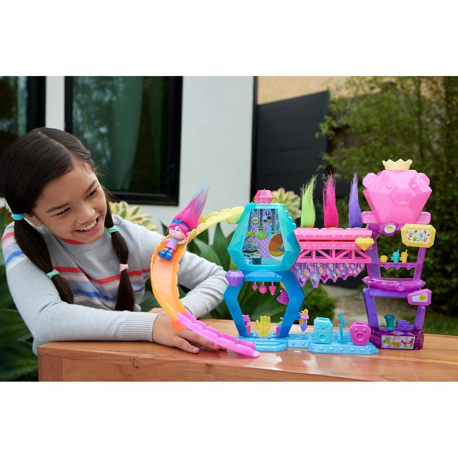 Set de Juego DreamWorks Trolls Mount Rageous Mattel con Reina Poppy y 25 Accesorios