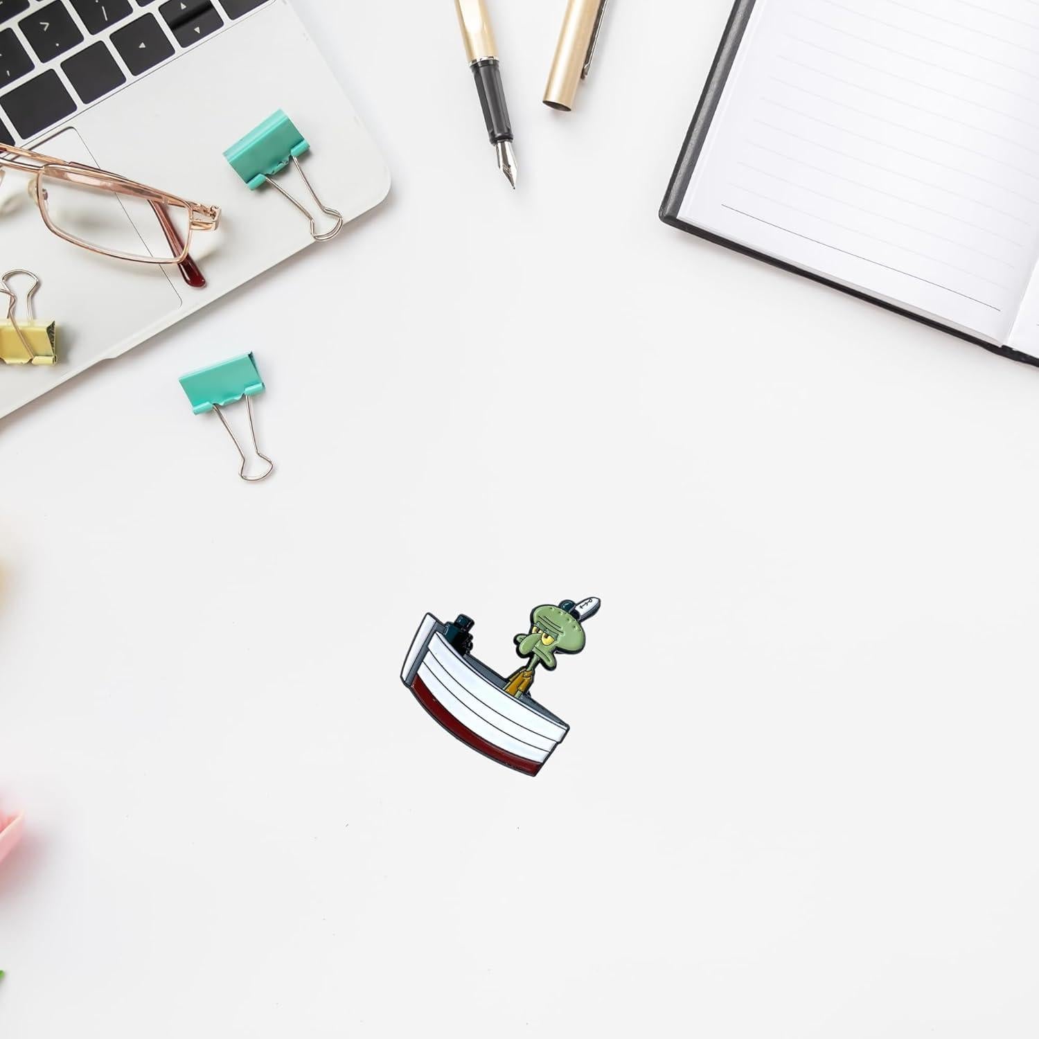 Pin Coleccionable Squidward en el Trabajo - 4.45 cm - Zen Monkey