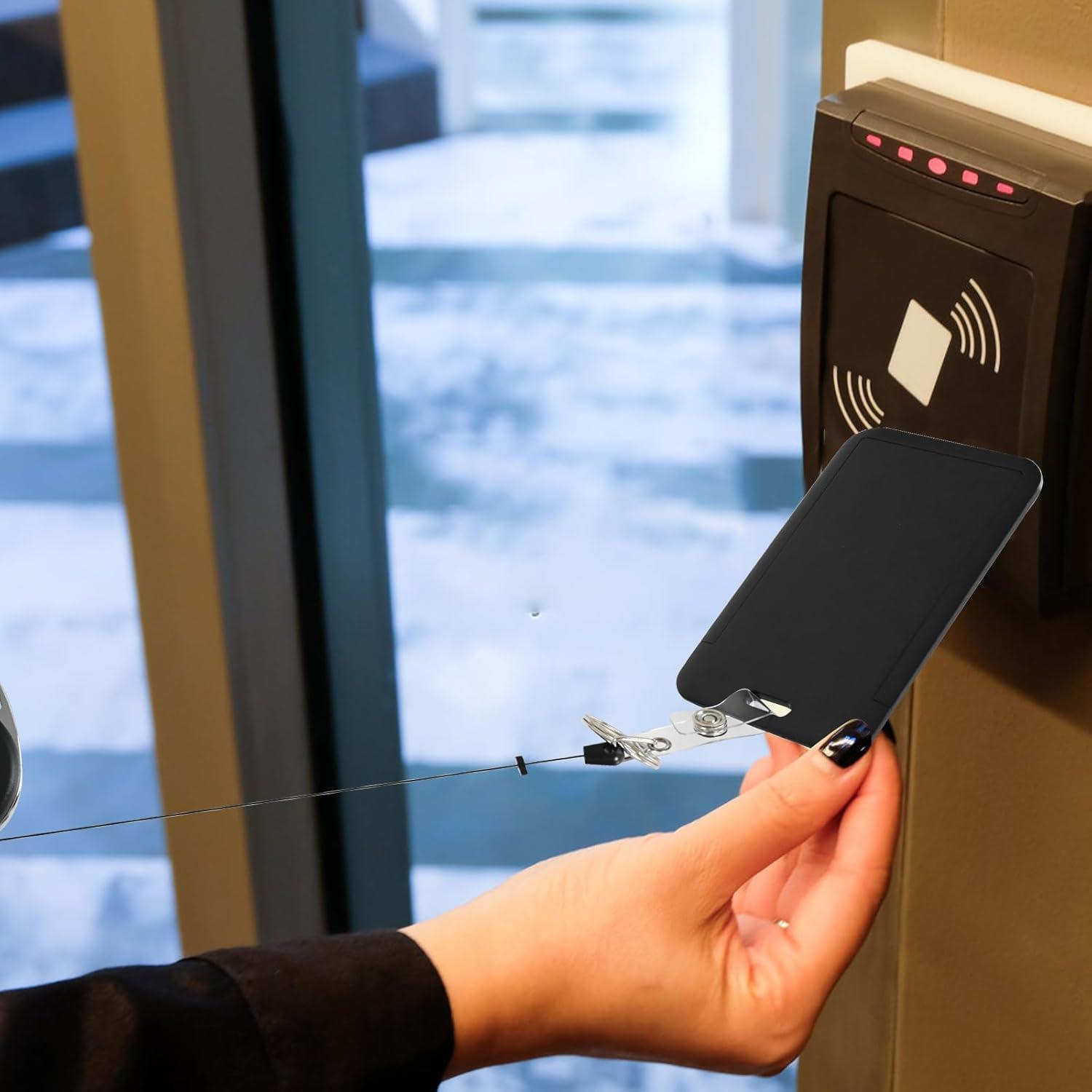 Soporte de Identificación Retráctil HappyHBT con Cordón 45.72cm