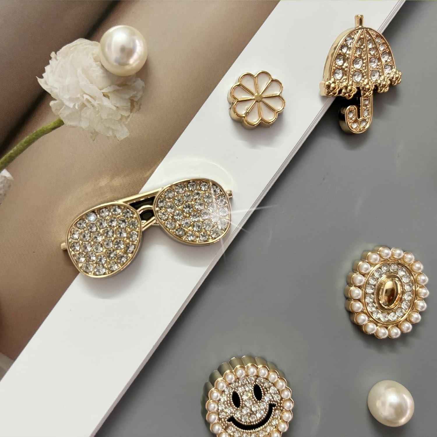 Juego de Encantos para Zapatos Brillantes Dorados - 24 Accesorios