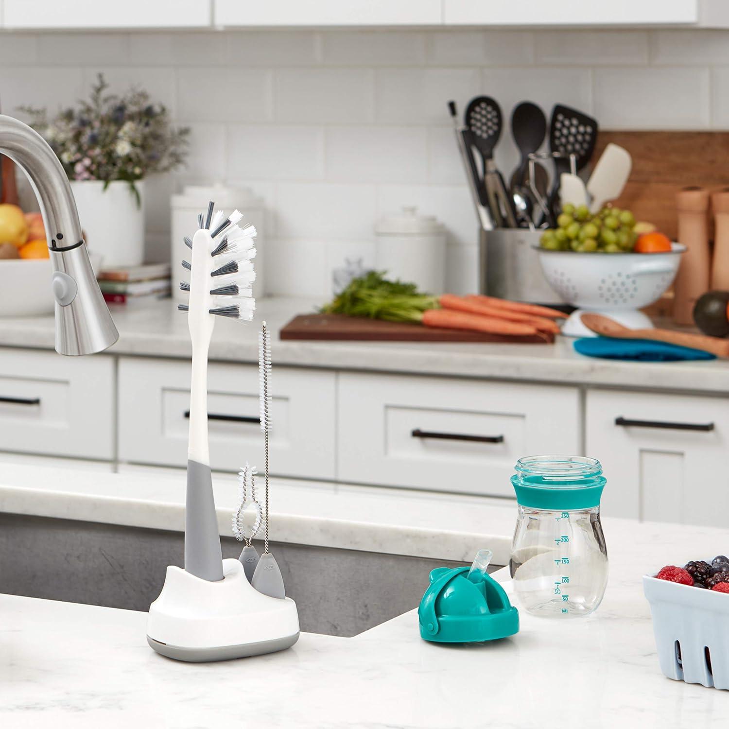 Juego de cepillos OXO Tot para limpiar botellas y popotes