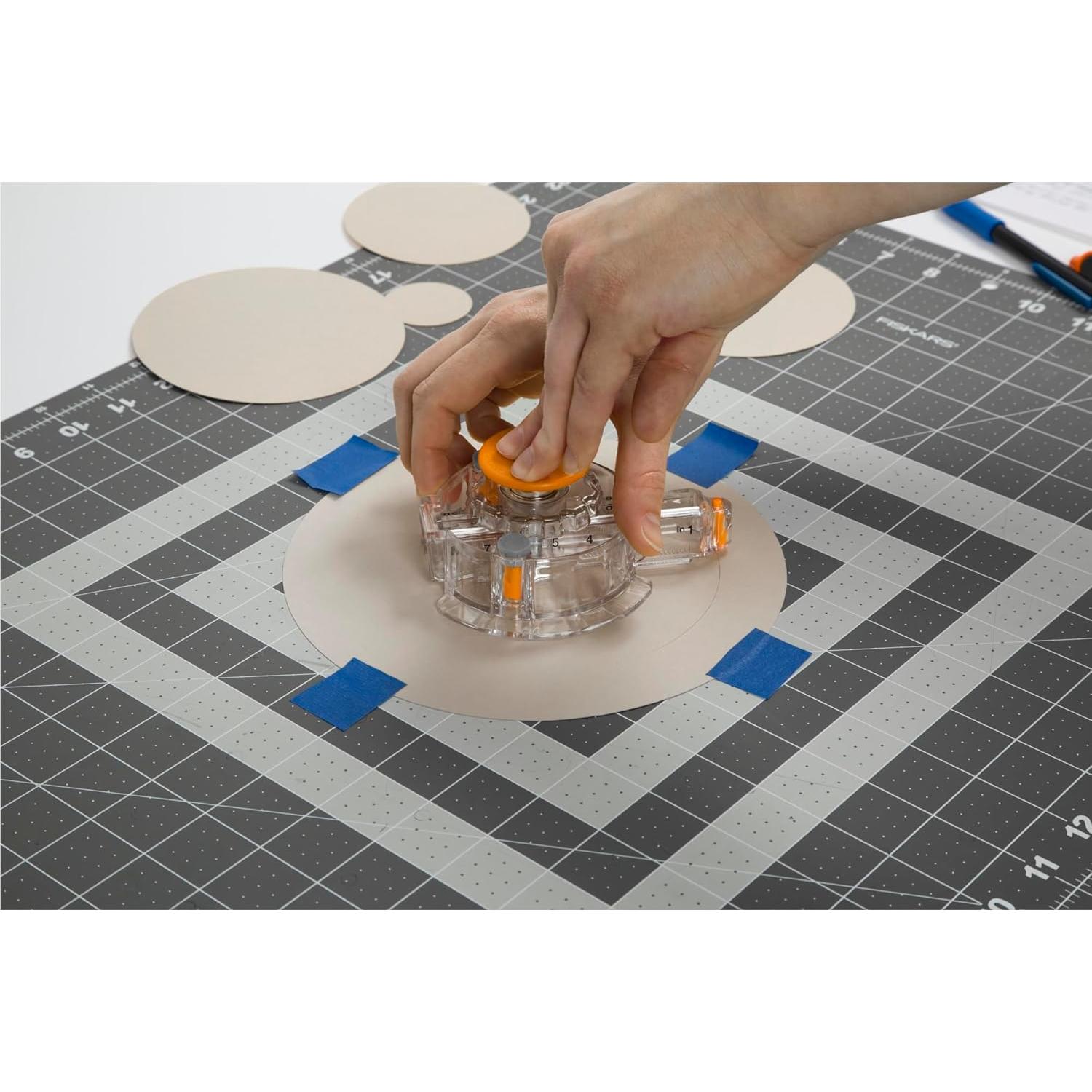 Cortador de Círculos Fiskars con 3 Cuchillas - 2.54 a 20.32 cm