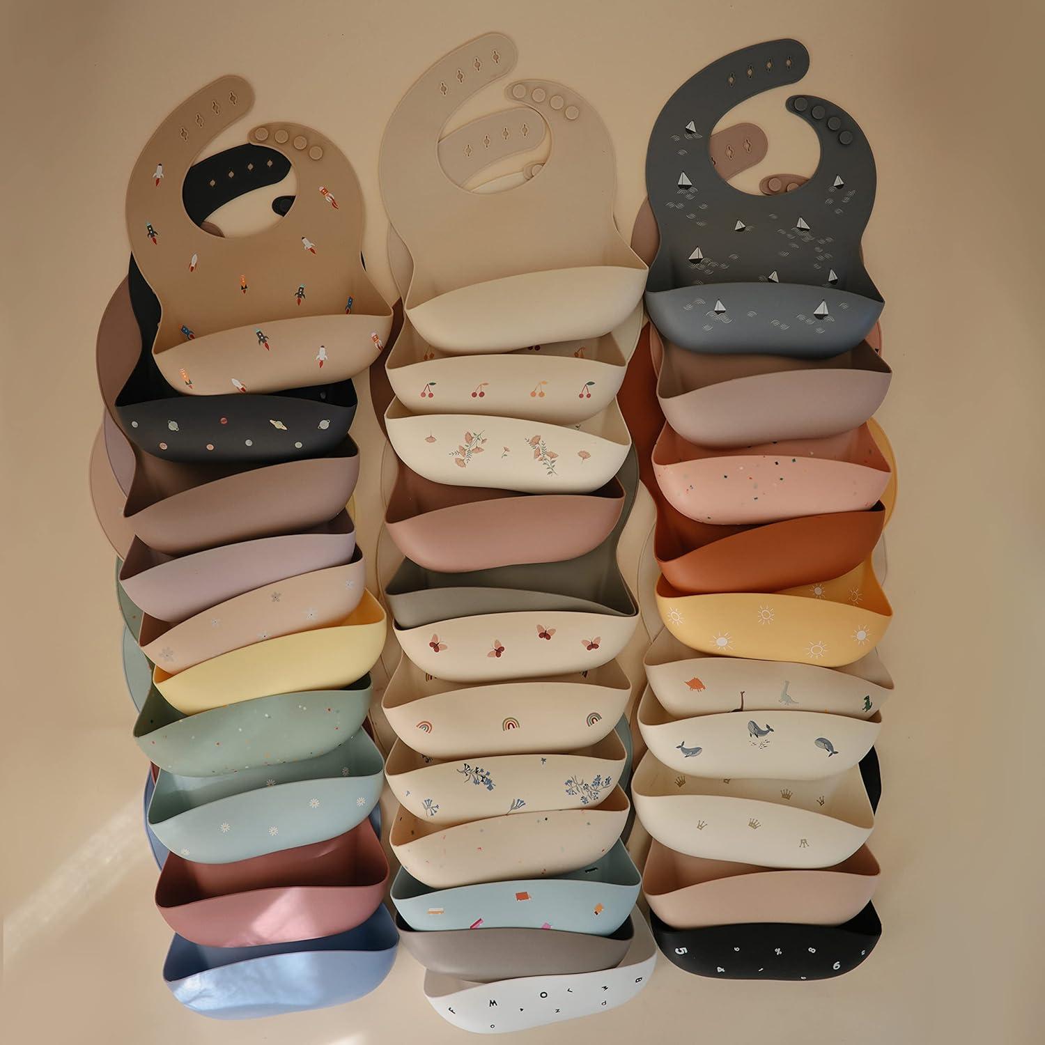 Babero de Silicona Mushie para Bebés - Ballenas, Ajustable