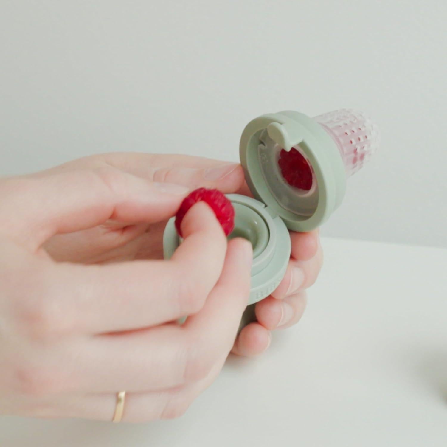 Alimentador para Bebés BIBS con 2 Tetinas de Silicona - Marfil