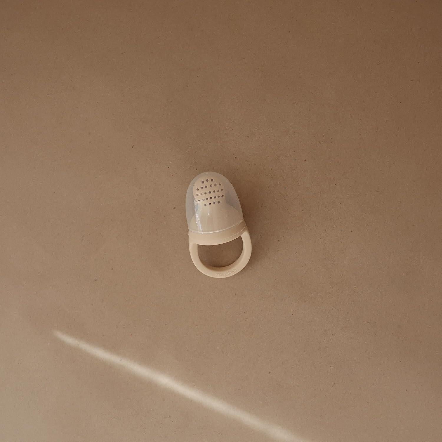 Chupete de Alimentación de Silicona Mushie para Bebés 6+ Meses