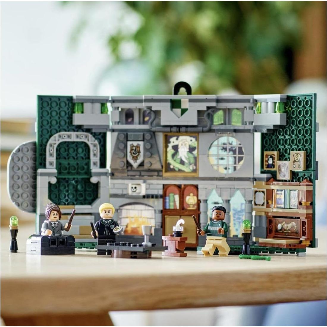LEGO Harry Potter Bandera Slytherin 76410 con Minifiguras