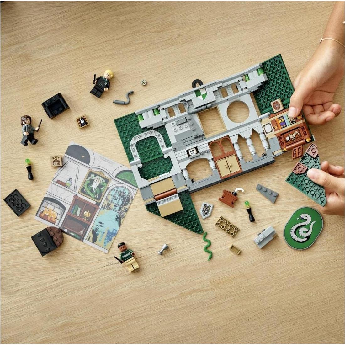 LEGO Harry Potter Bandera Slytherin 76410 con Minifiguras