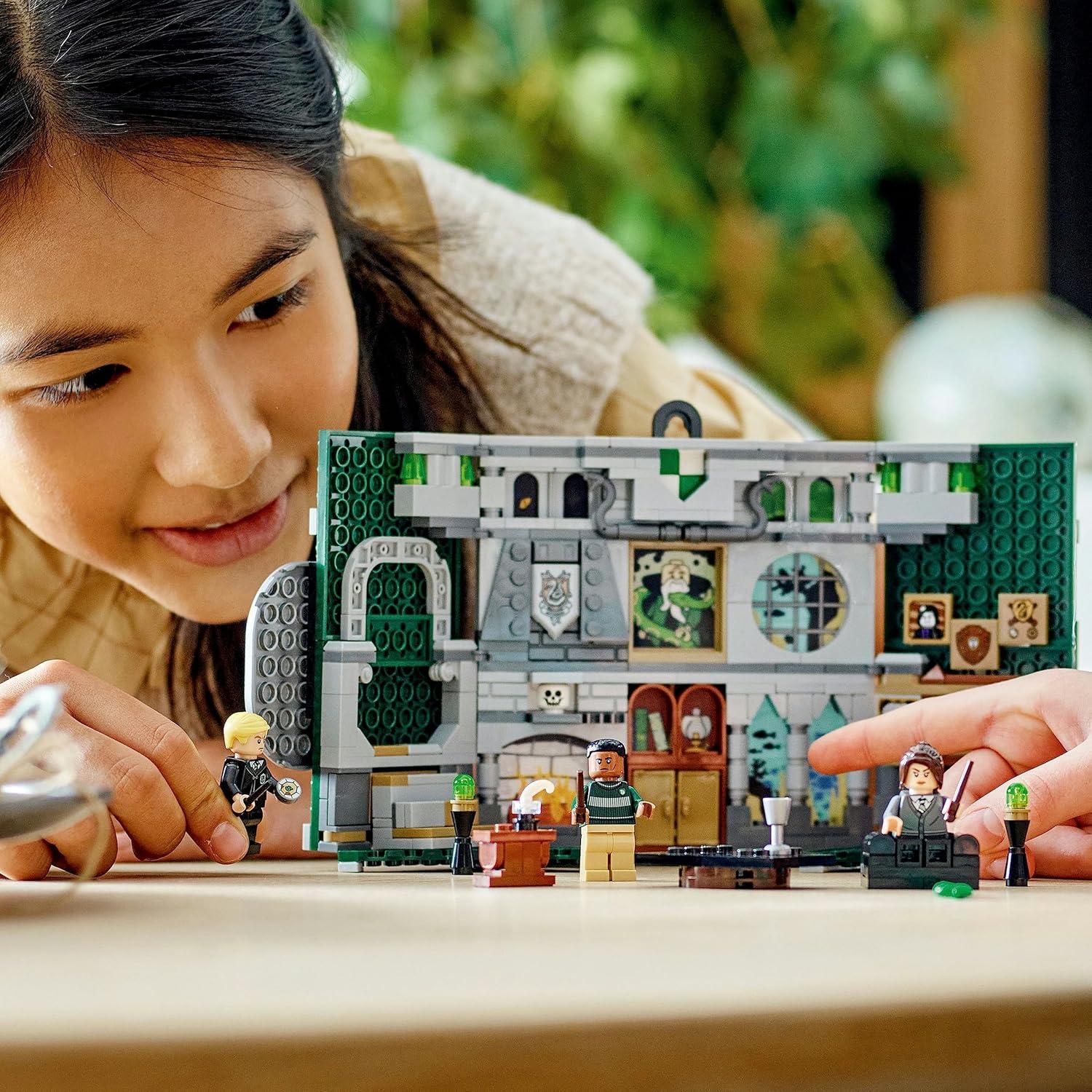 LEGO Harry Potter Bandera Slytherin 76410 con Minifiguras