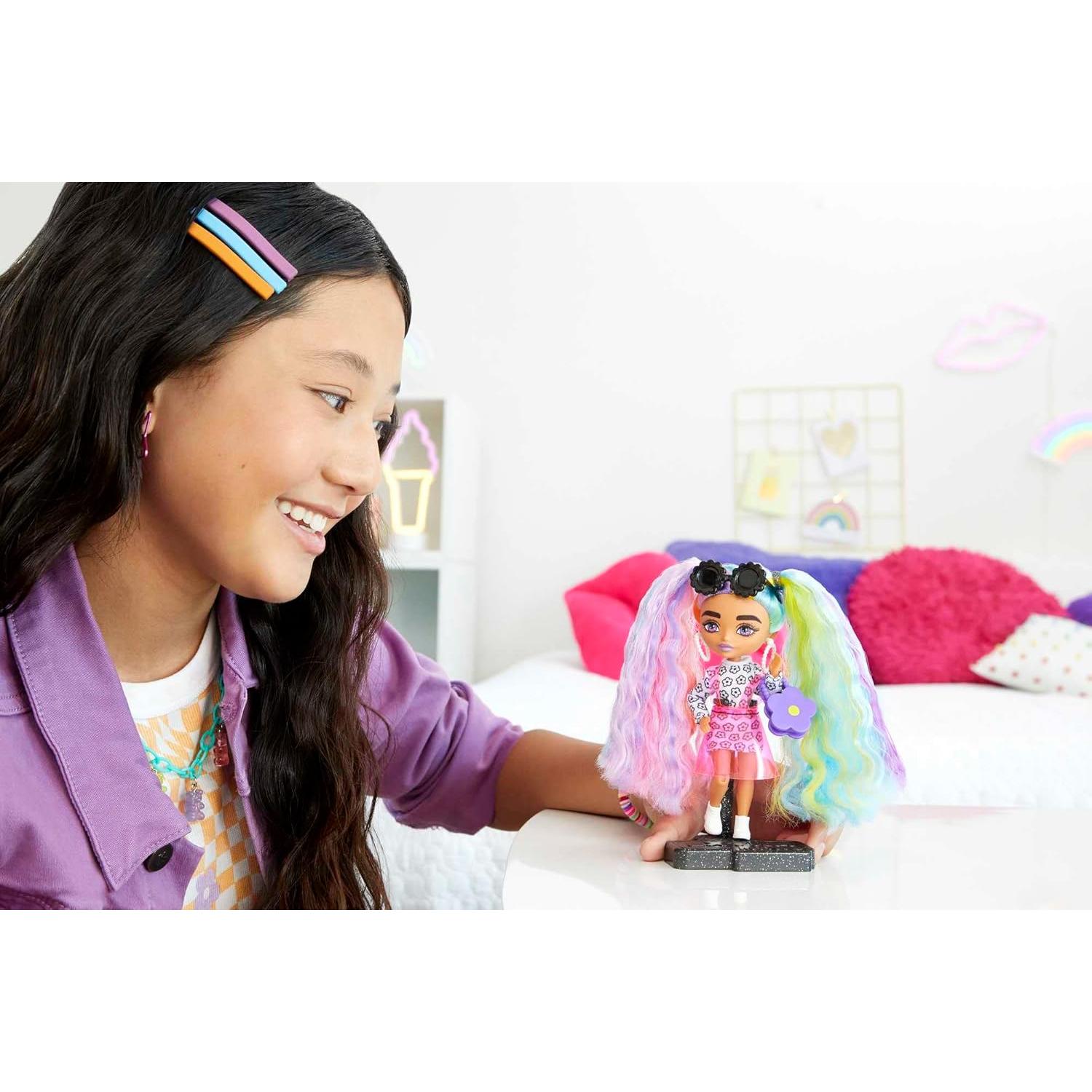 Muñeca Barbie Extra Minis #6 14 cm con Vestido Floral y Accesorios