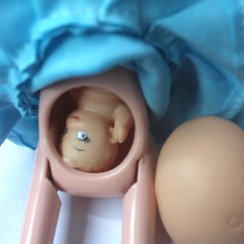 Muñeca Embarazada KunHe Azul con Bebé en Barriga 30cm