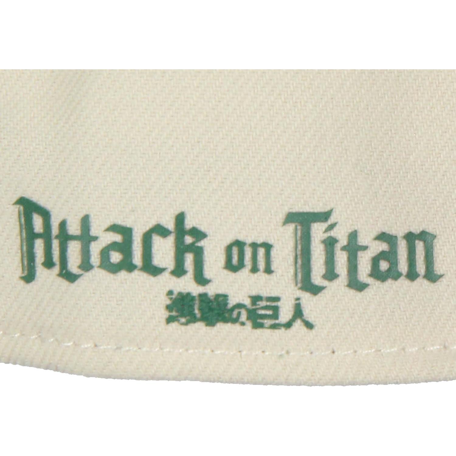 Gorra Snapback Bordada Ataque a los Titanes Beige Unisex