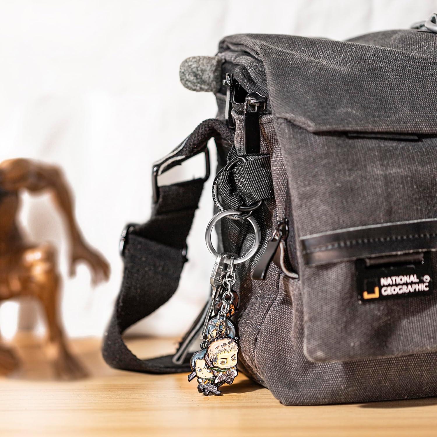 Llavero de Metal Attack on Titan Weeb Keychains - Eren, Mikasa, Levi