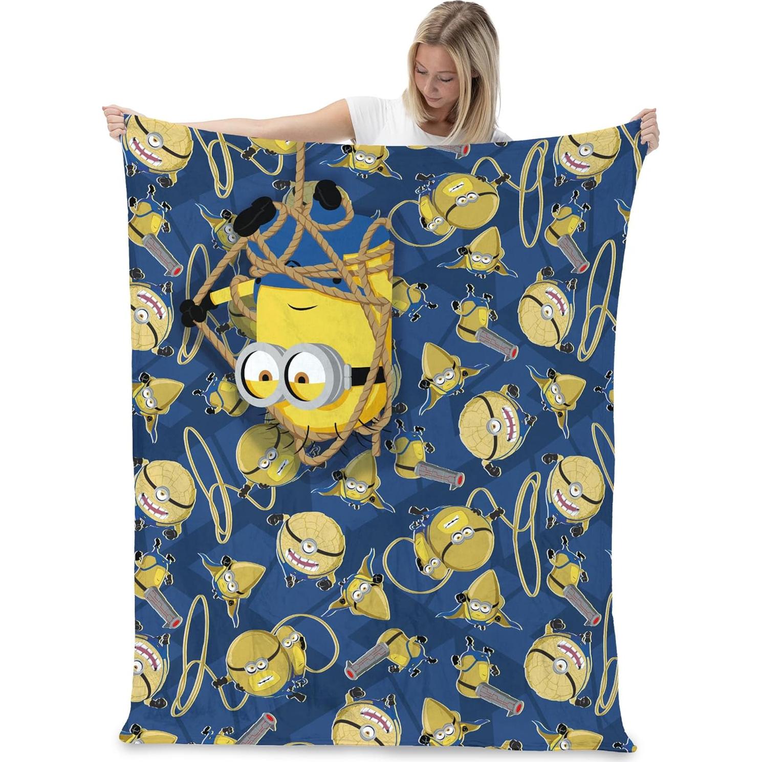 Manta de Nubes Just Hanging Despicable Me 4 127x152cm